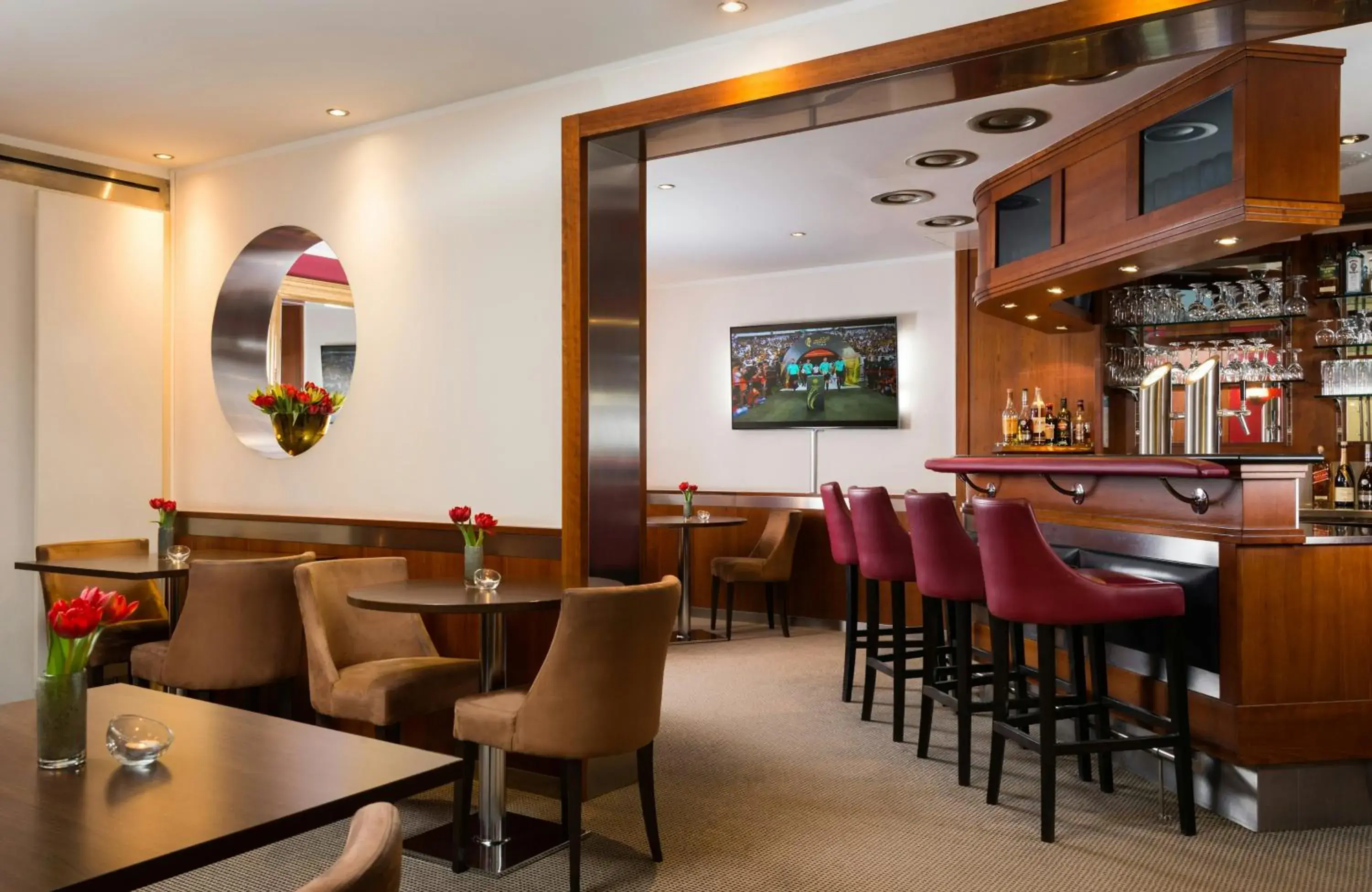 Lounge or bar in Leonardo Hotel & Residenz München Lounge or bar in Leonardo Hotel & Residenz München