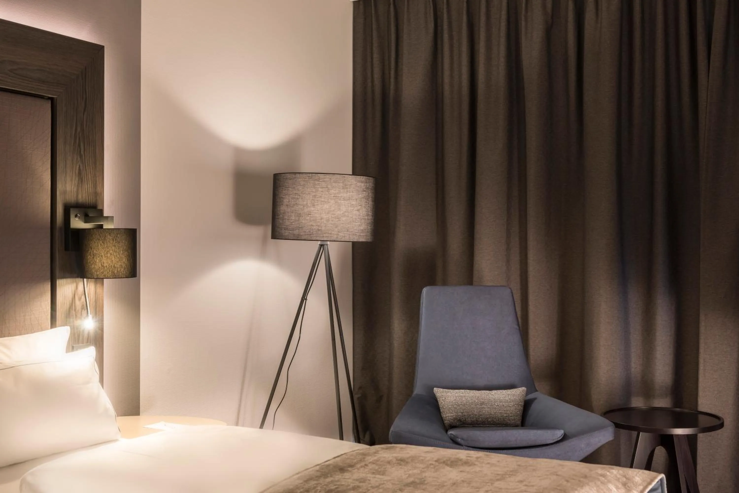 Seating area, Bed in Holiday Inn Berlin City-West by IHG