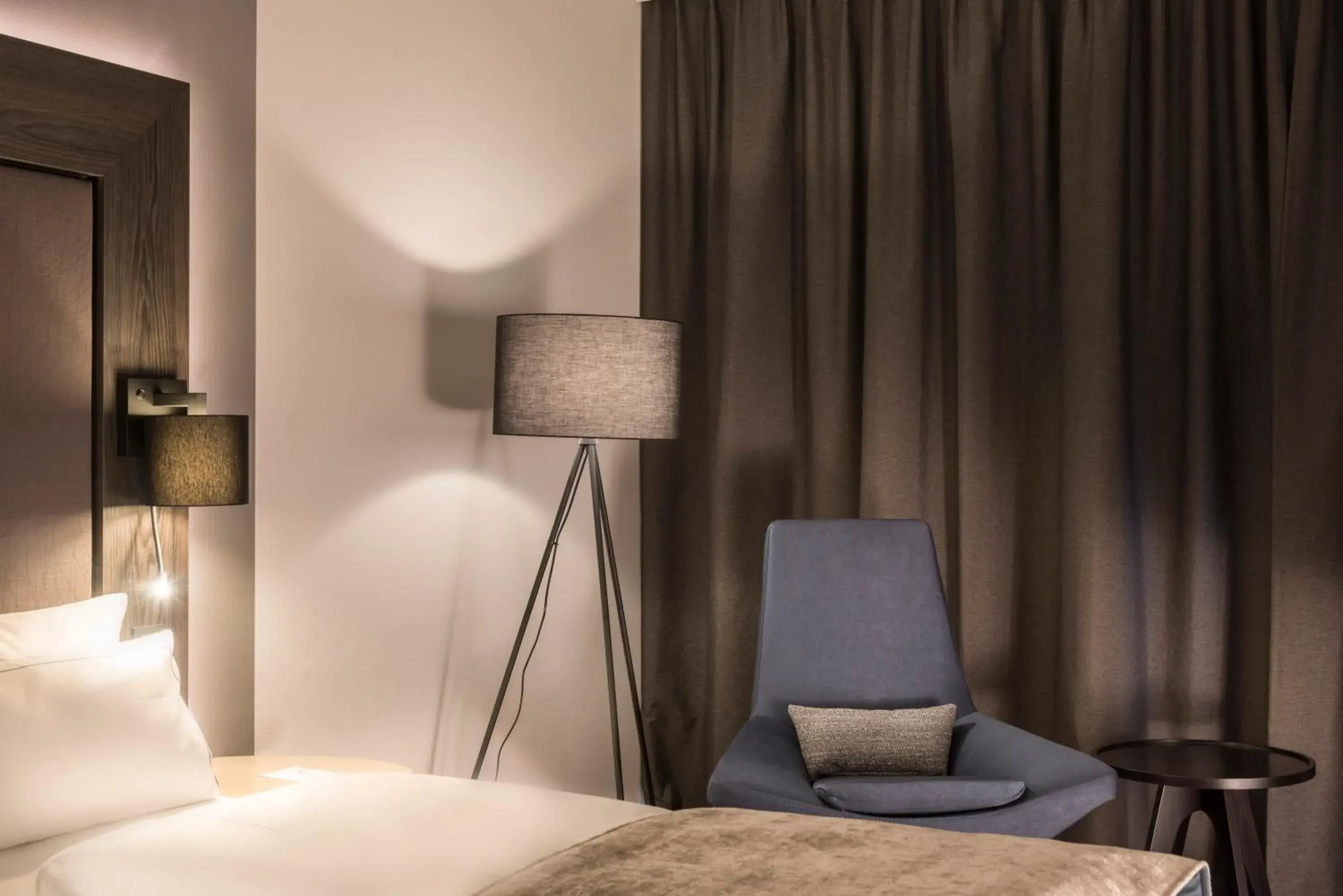 Seating area, Bed in Holiday Inn Berlin City-West by IHG Seating area, Bed in Holiday Inn Berlin City-West by IHG