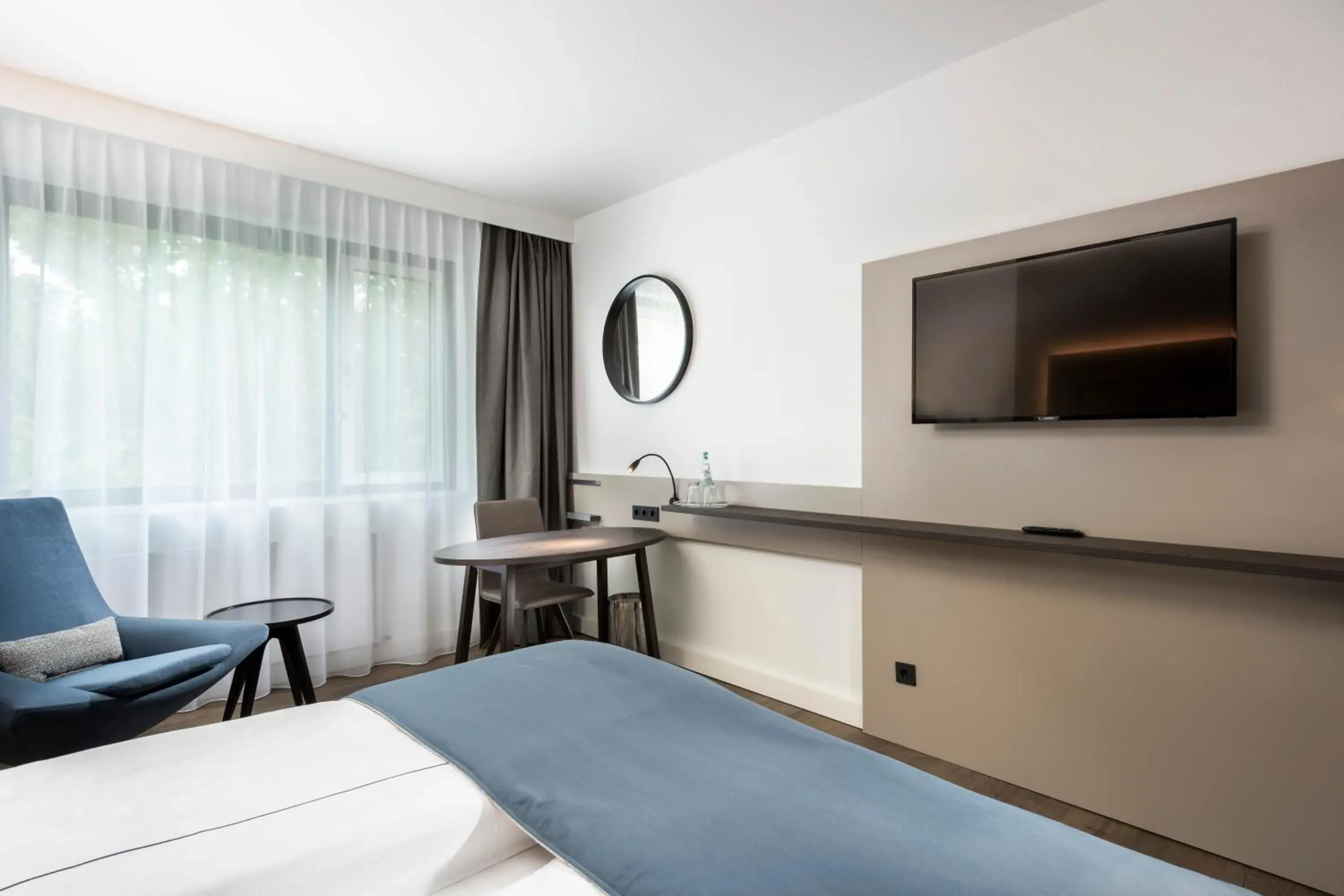 TV and multimedia, Bed in Holiday Inn Berlin City-West by IHG TV and multimedia, Bed in Holiday Inn Berlin City-West by IHG