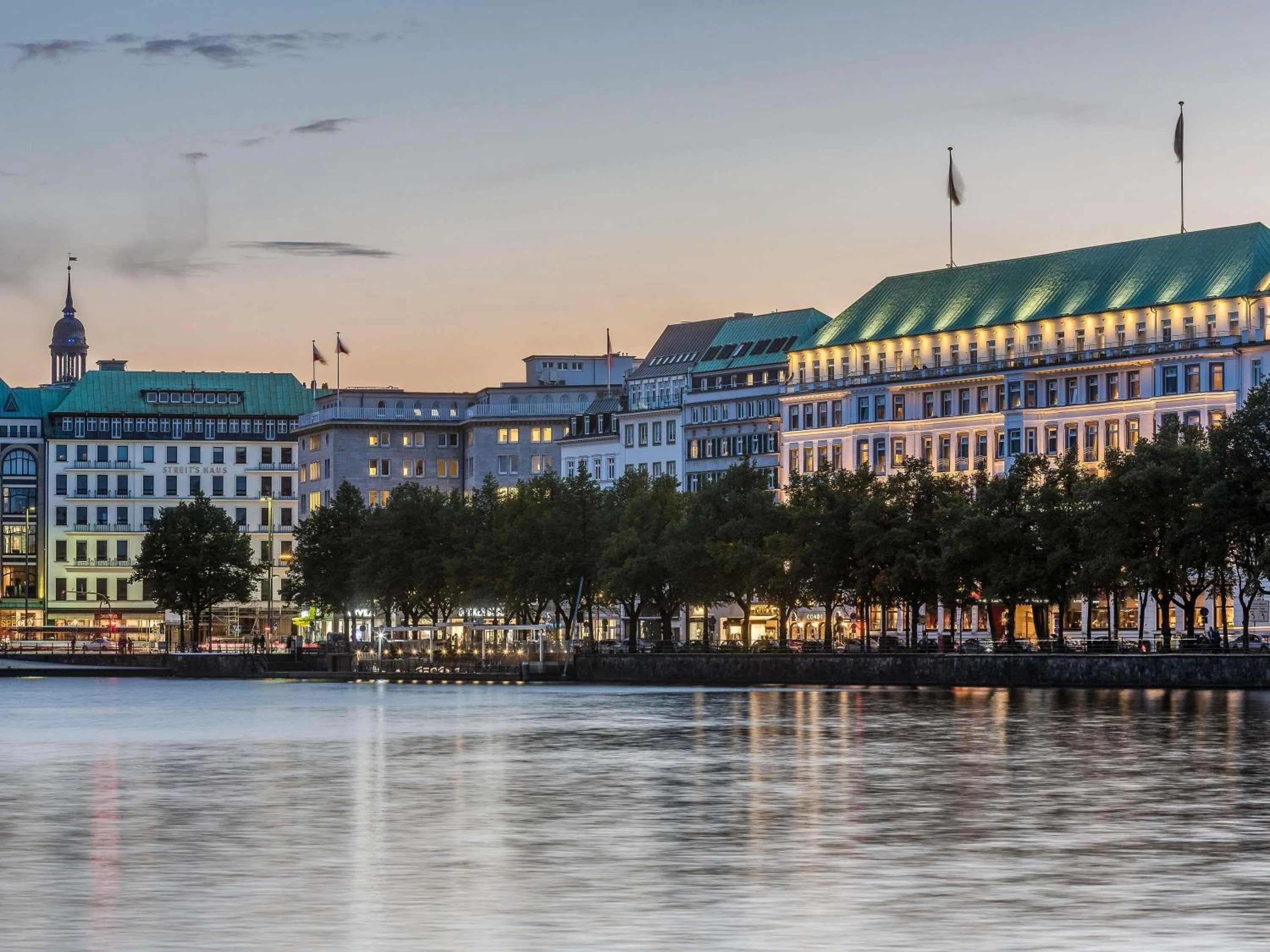 Property building in Fairmont Hotel Vier Jahreszeiten