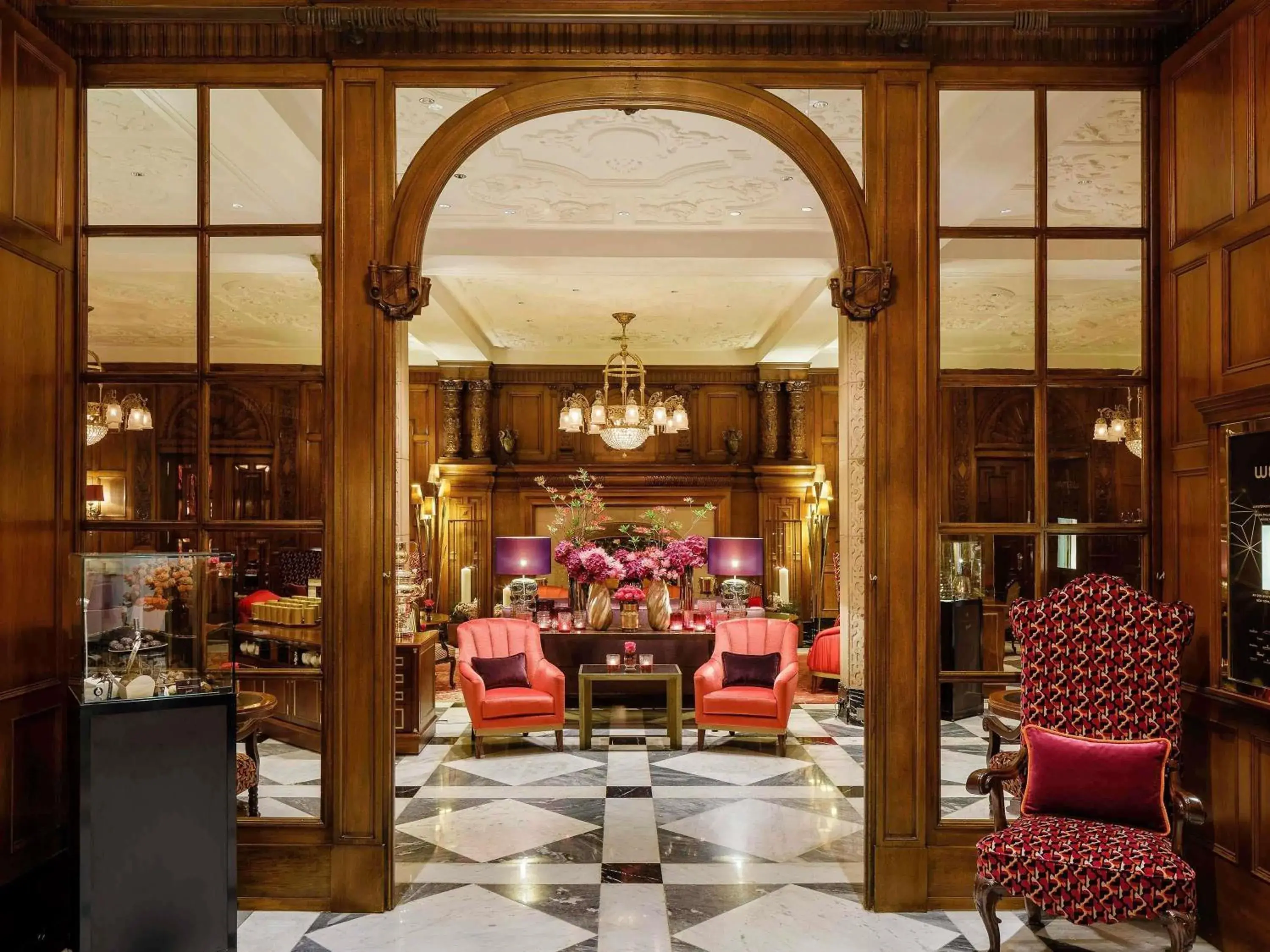 Property building in Fairmont Hotel Vier Jahreszeiten Property building in Fairmont Hotel Vier Jahreszeiten