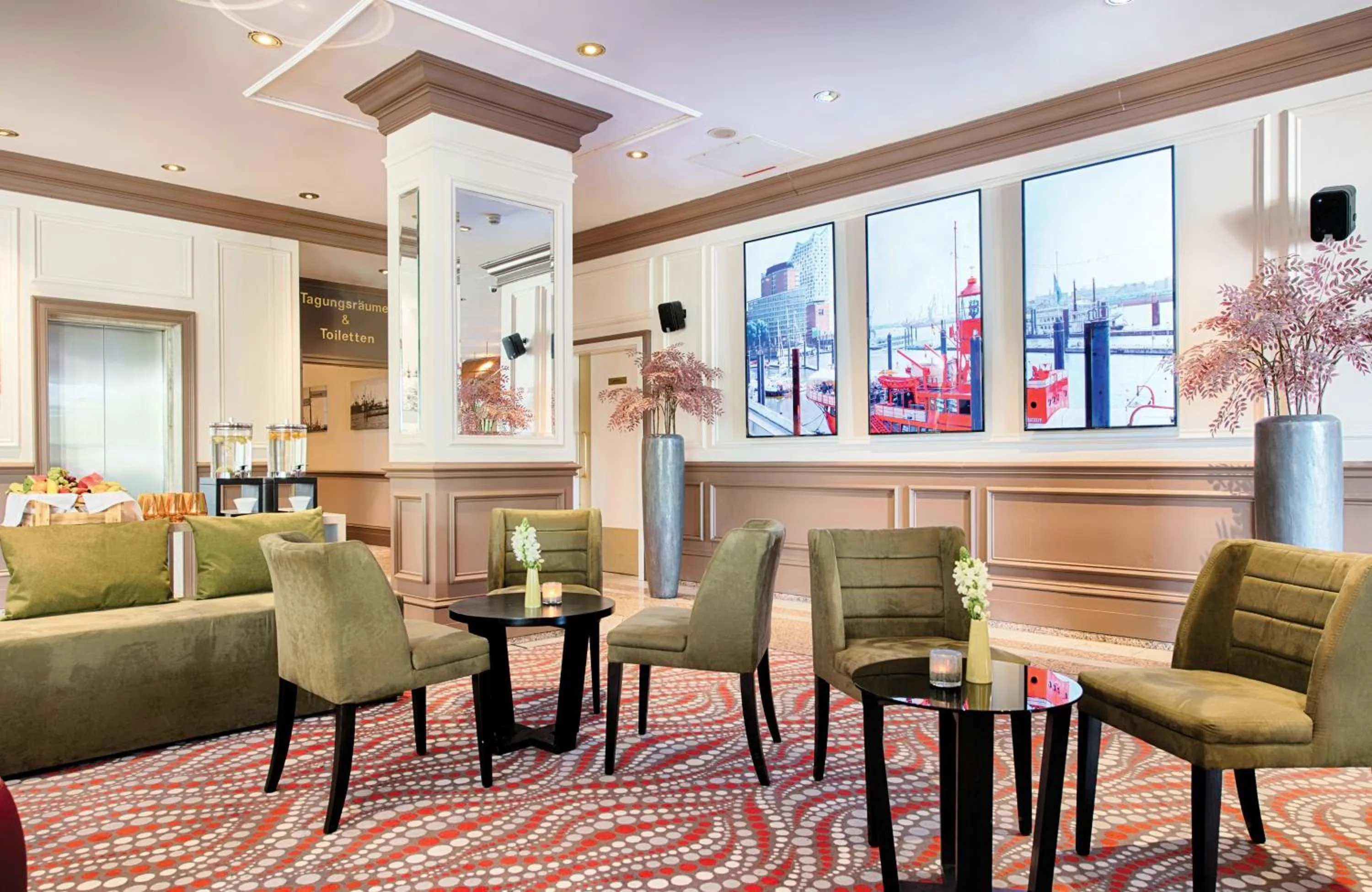 Lobby or reception in Leonardo Hotel Hamburg Stillhorn
