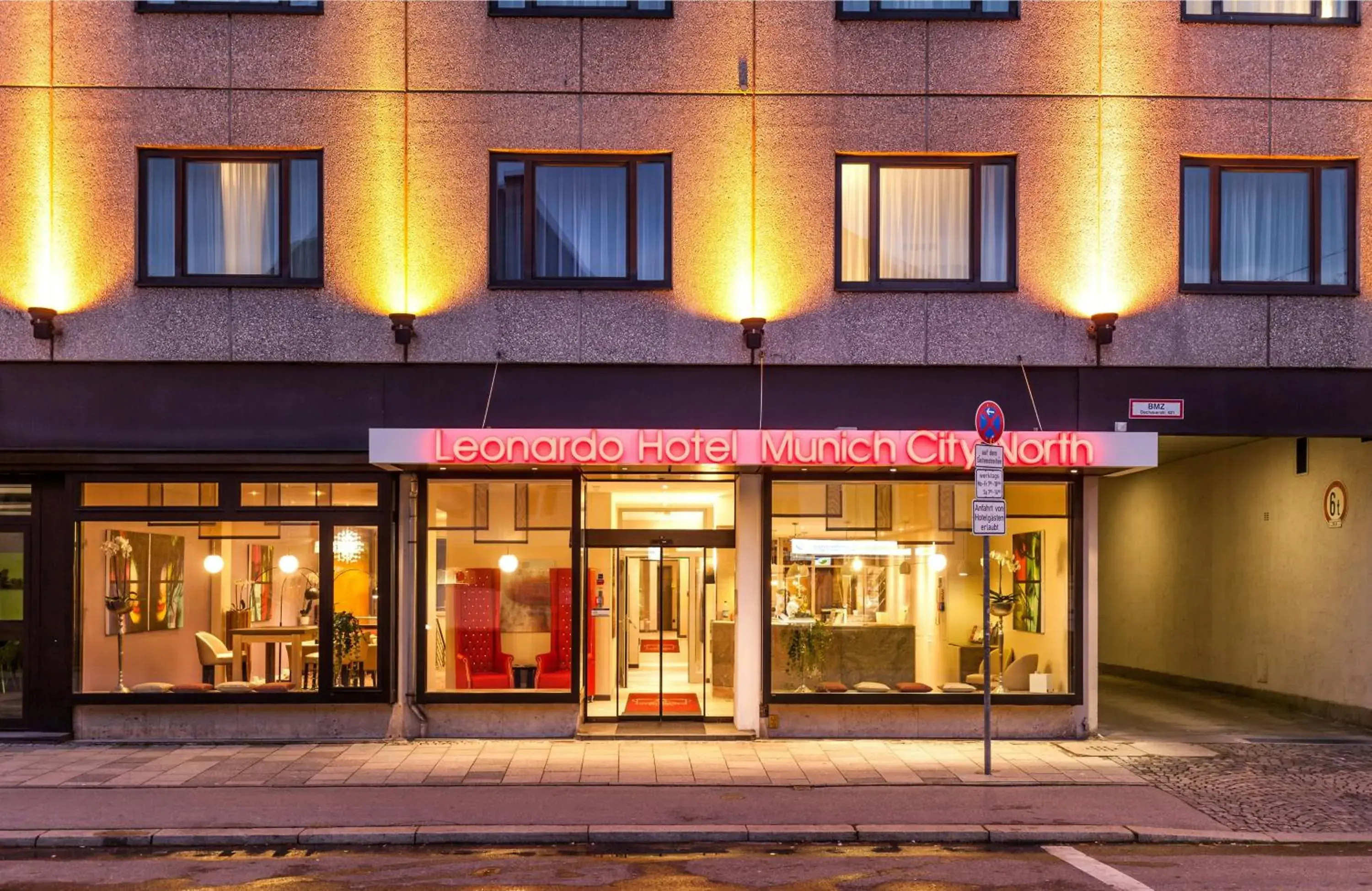 Facade/entrance in Leonardo Hotel Munich City North Facade/entrance in Leonardo Hotel Munich City North