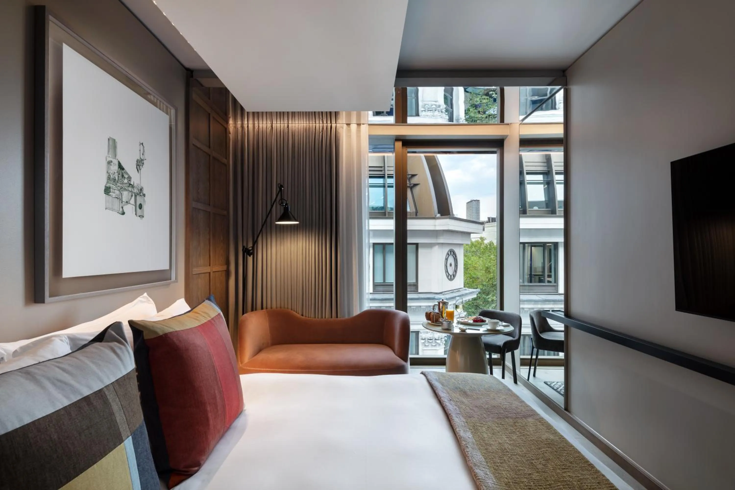 Bedroom, Bed in The Londoner