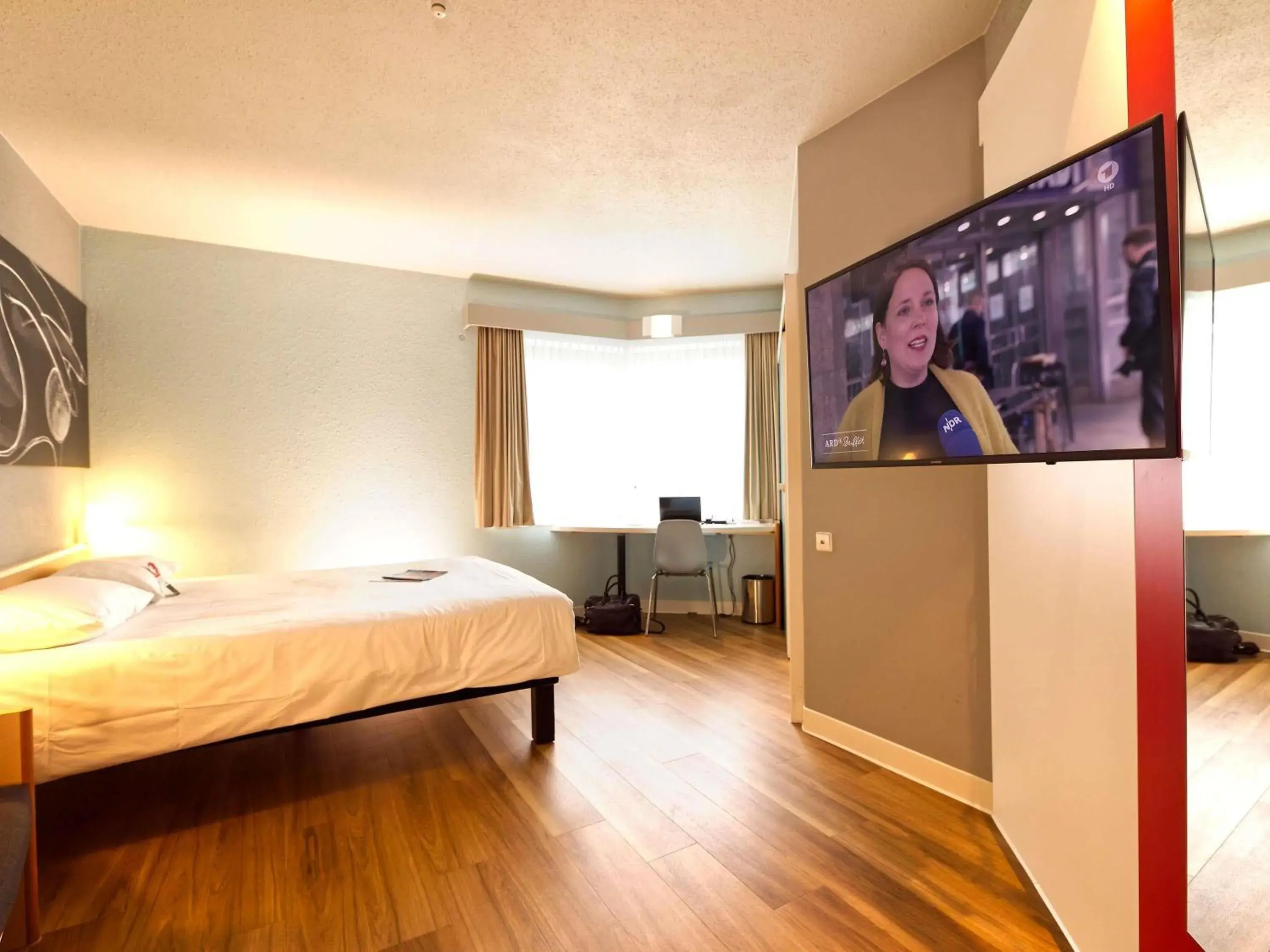 Property building, Bed in ibis Köln Messe Property building, Bed in ibis Köln Messe