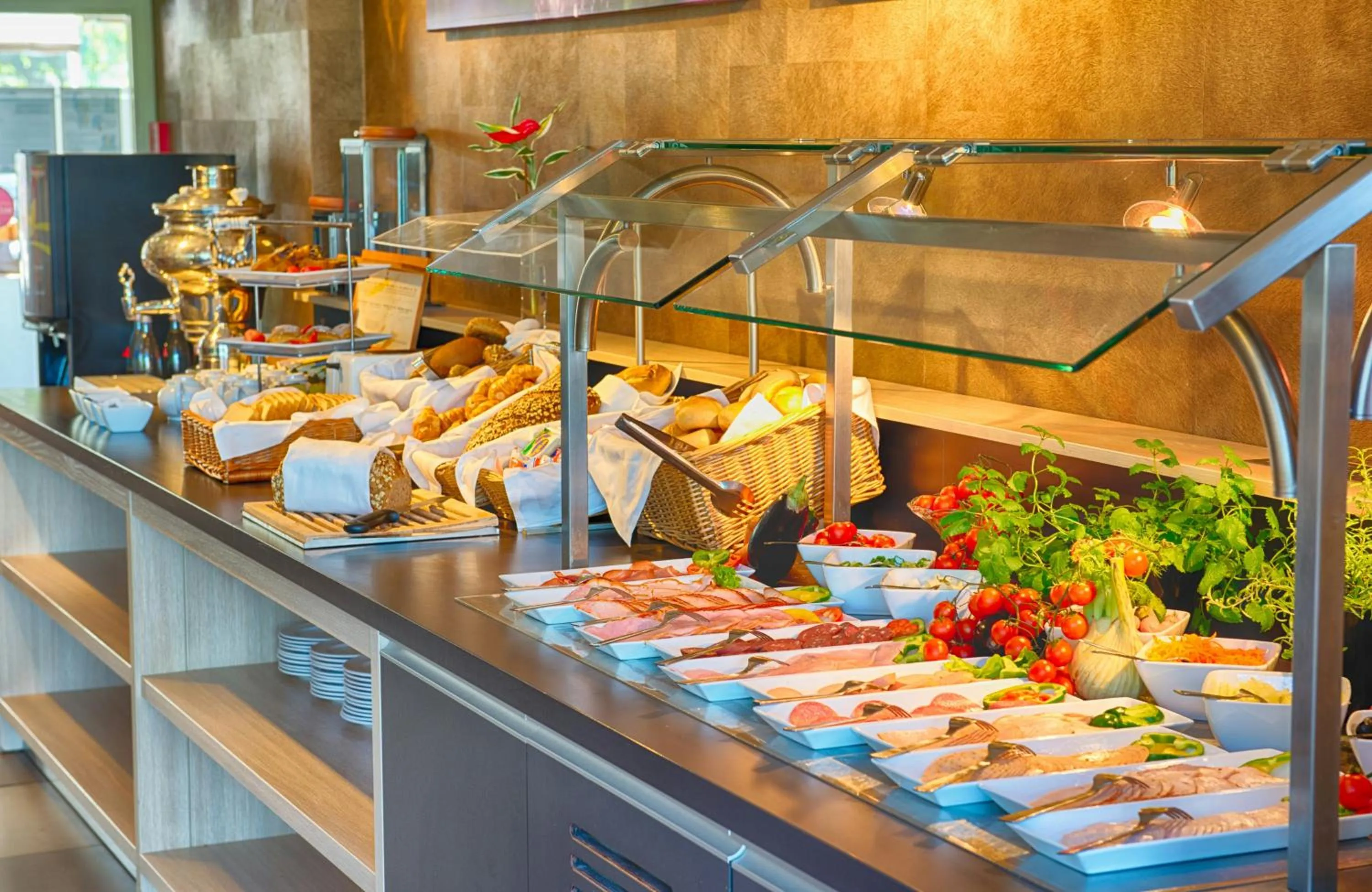 Buffet breakfast in Leonardo Royal Hotel Köln - Am Stadtwald