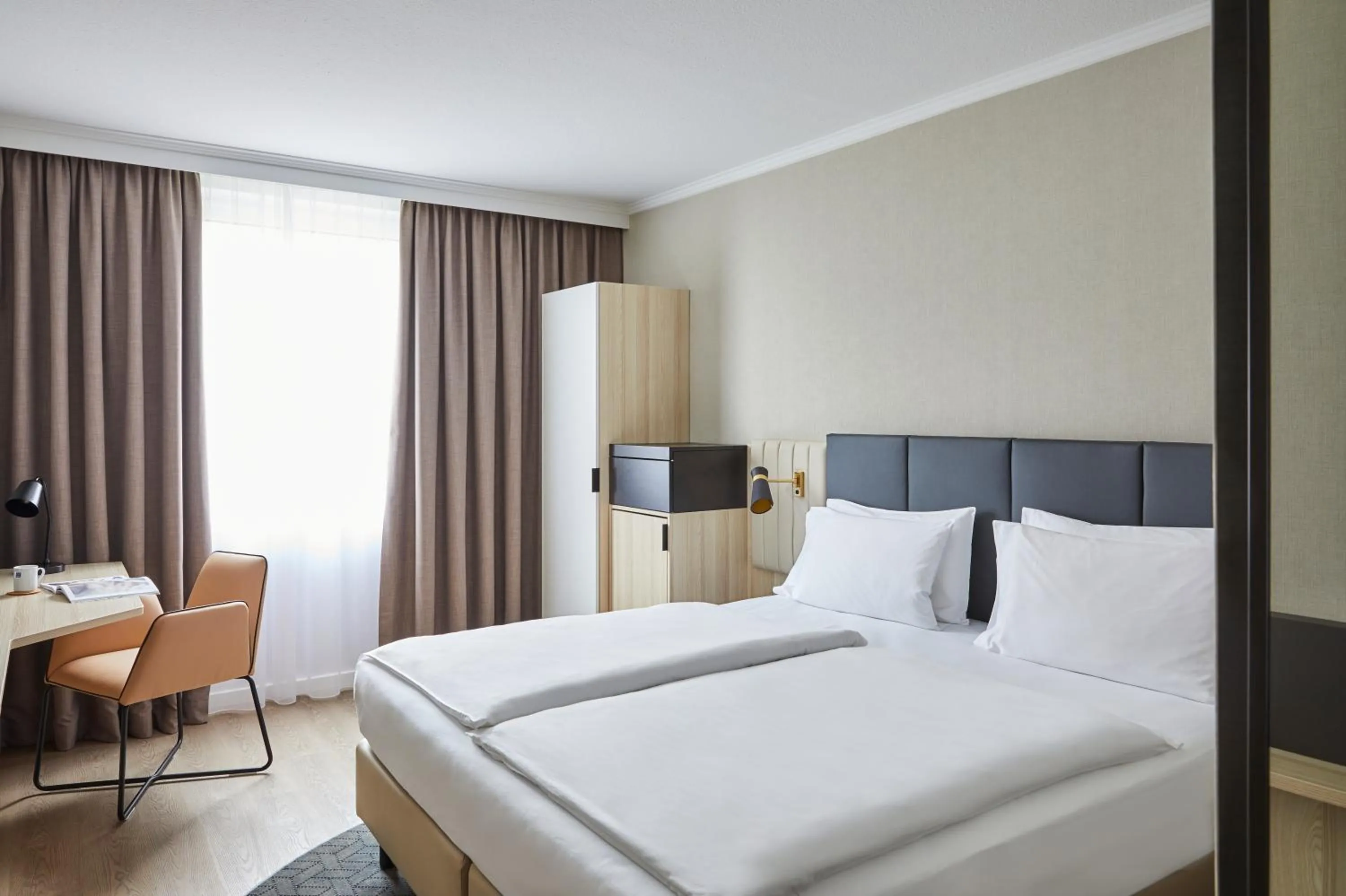 Bedroom, Bed in Crowne Plaza Hamburg-City Alster by IHG