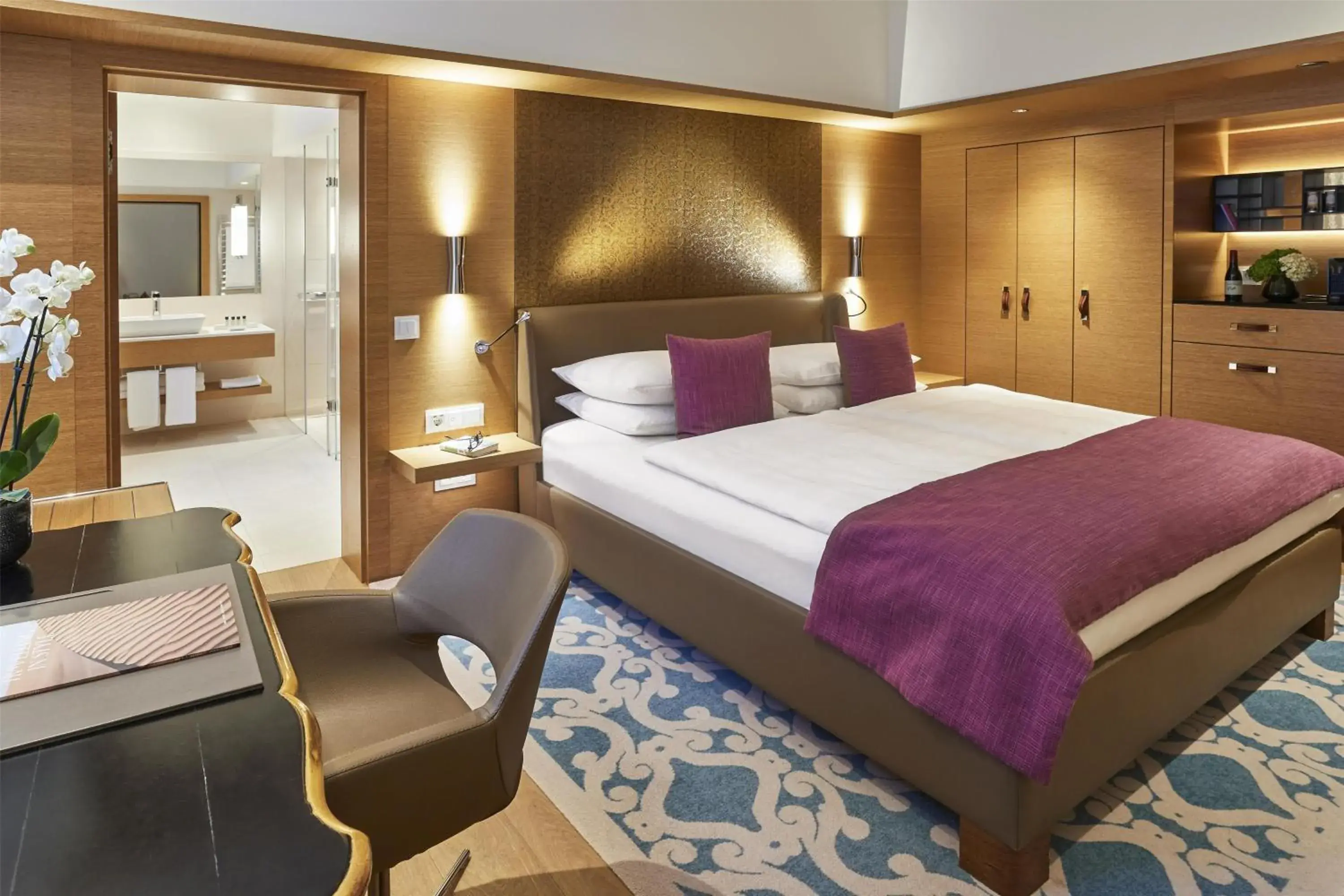 Bedroom, Bed in Vier Jahreszeiten Kempinski München Bedroom, Bed in Vier Jahreszeiten Kempinski München