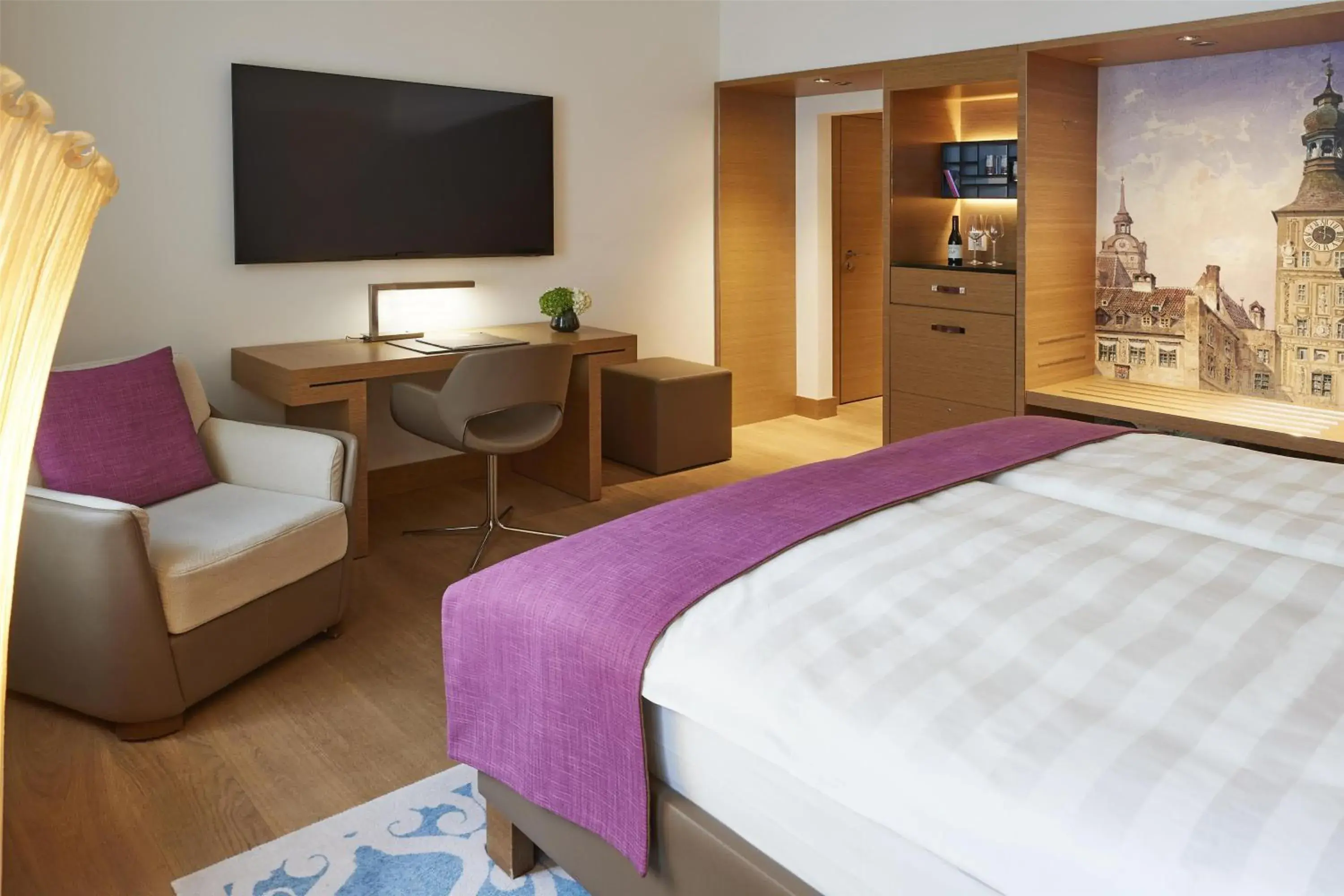 Bedroom, Bed in Vier Jahreszeiten Kempinski München Bedroom, Bed in Vier Jahreszeiten Kempinski München