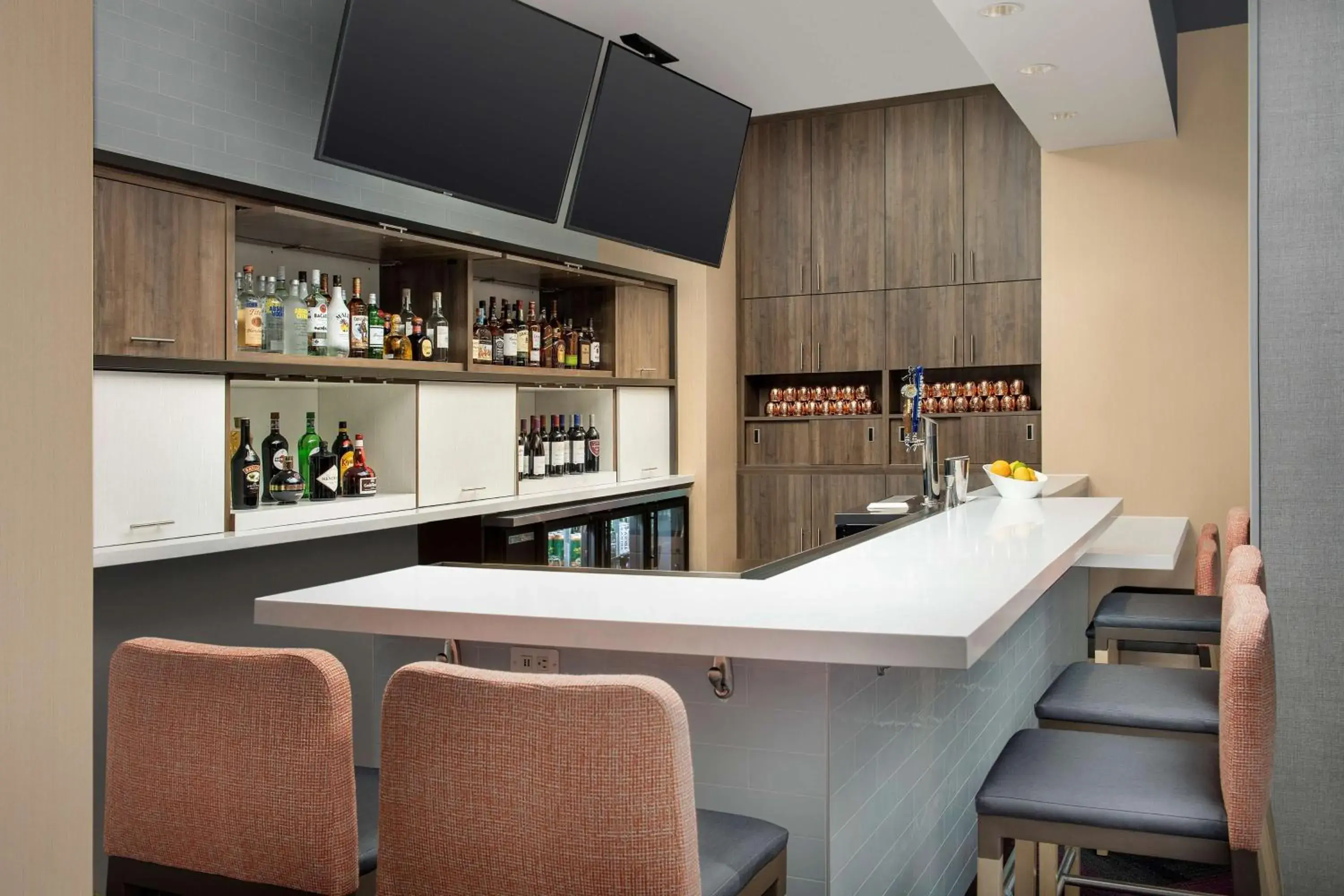 Lounge or bar in Tru By Hilton Orlando Convention Center Lounge or bar in Tru By Hilton Orlando Convention Center