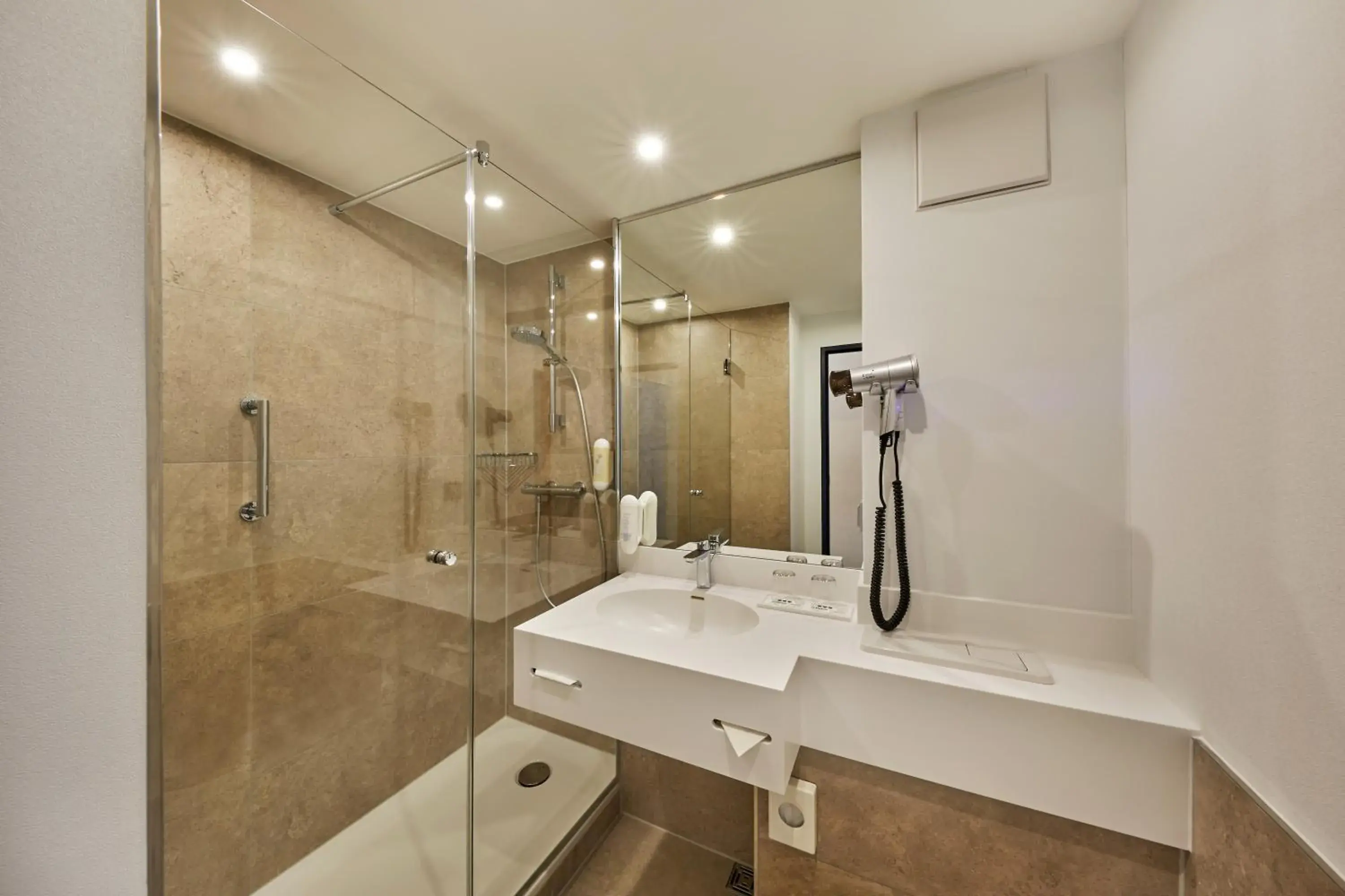 Bathroom in H+ Hotel Köln Brühl Bathroom in H+ Hotel Köln Brühl
