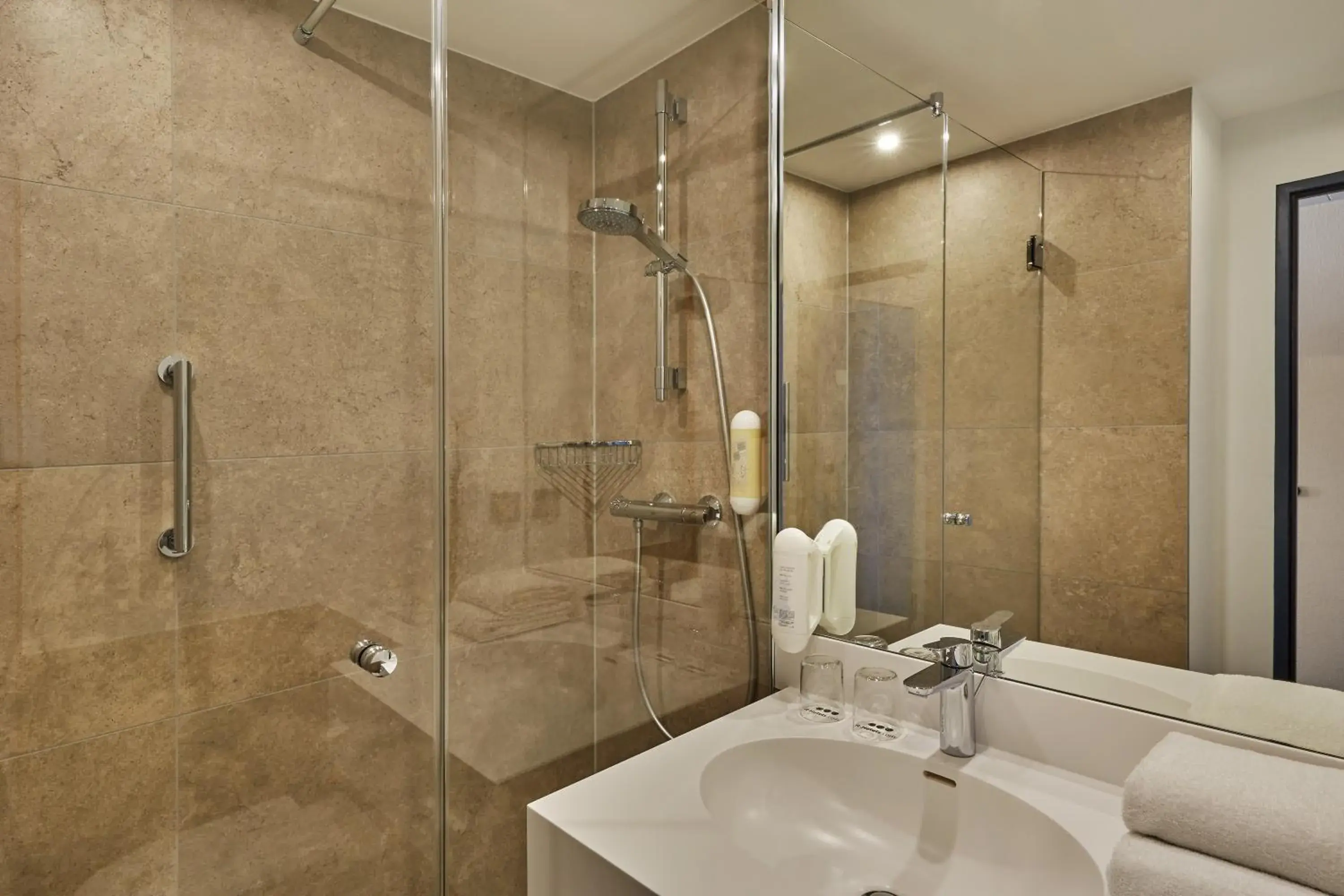 Bathroom in H+ Hotel Köln Brühl Bathroom in H+ Hotel Köln Brühl