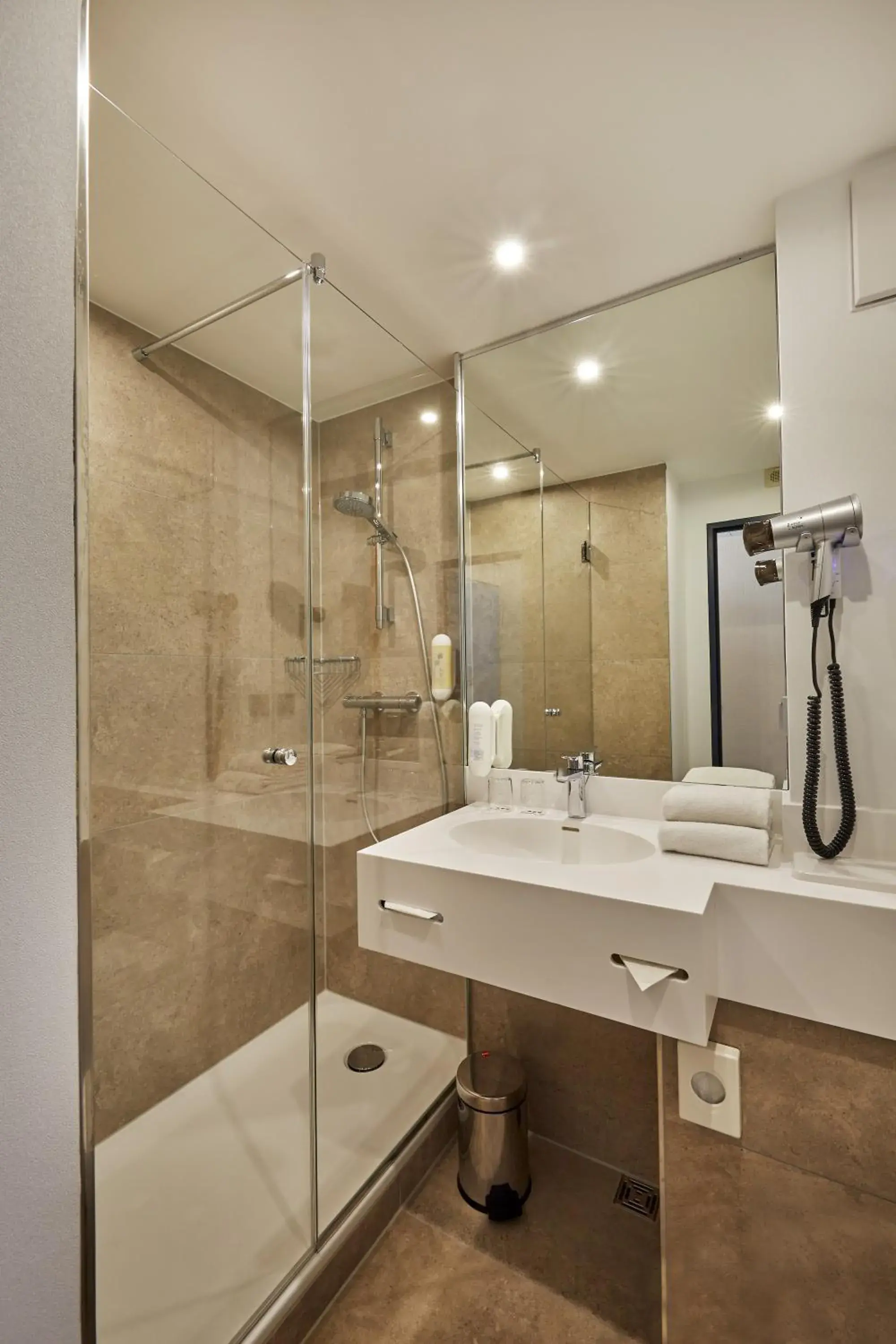 Bathroom in H+ Hotel Köln Brühl Bathroom in H+ Hotel Köln Brühl