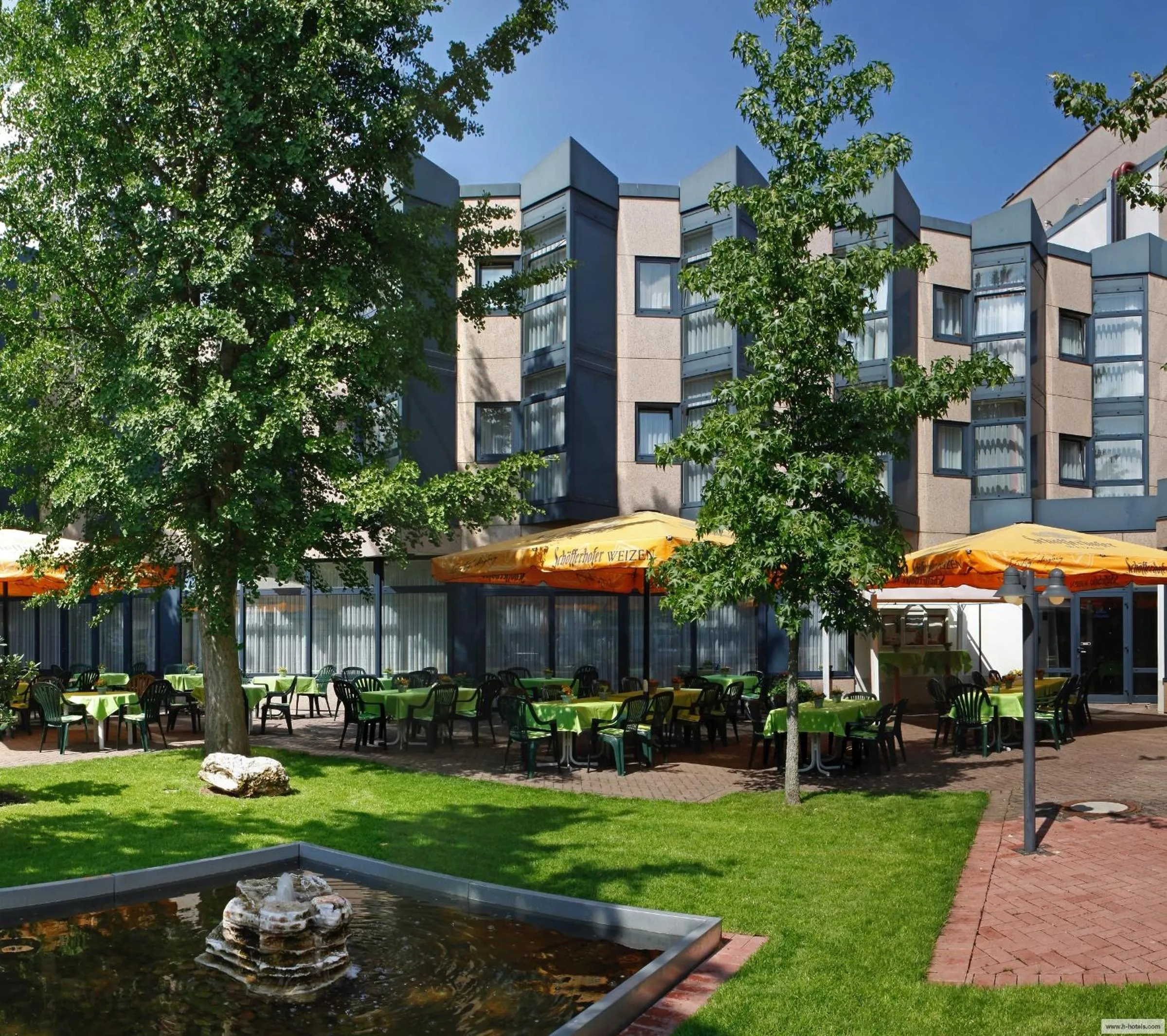 Patio in H+ Hotel Köln Brühl