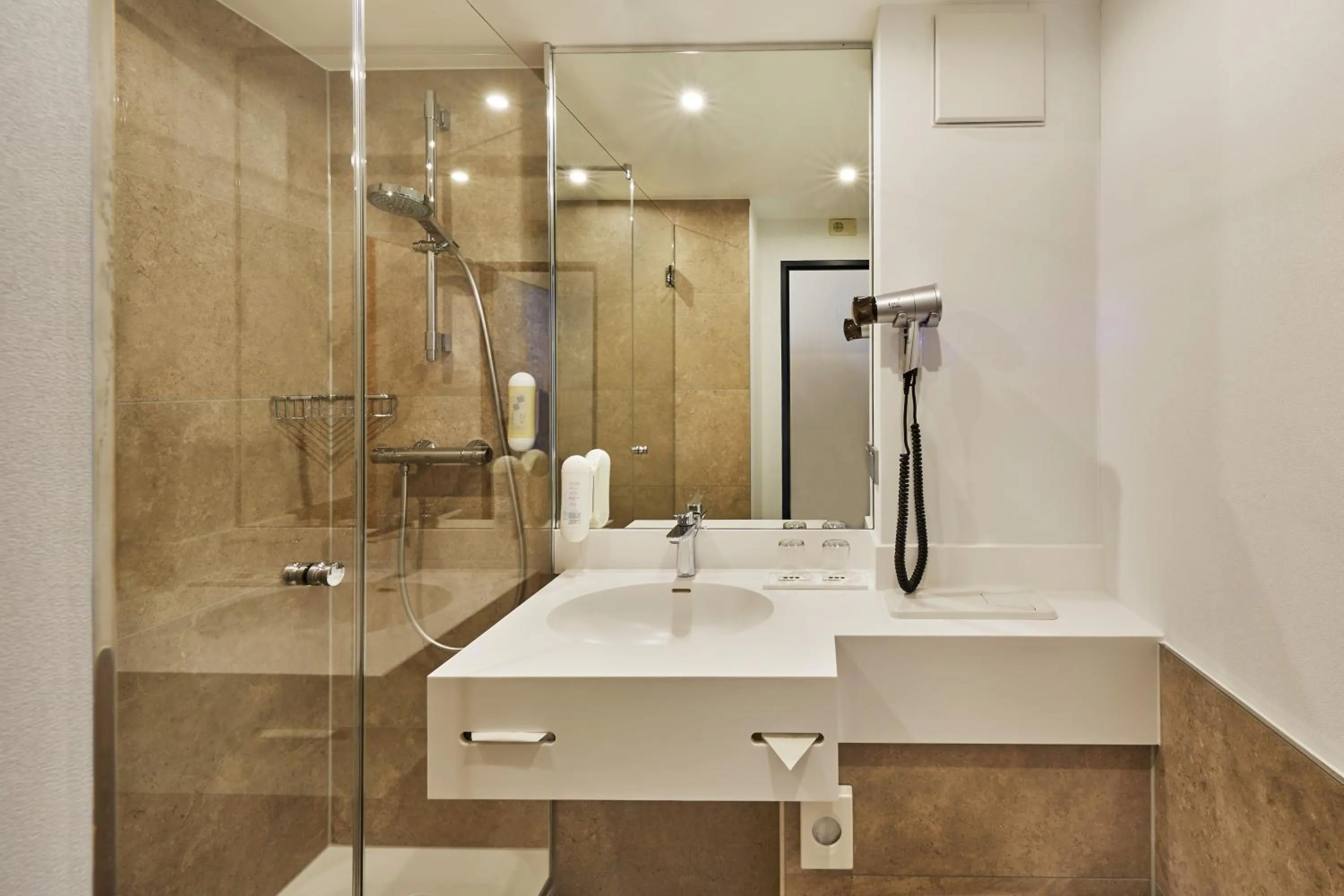 Bathroom in H+ Hotel Köln Brühl