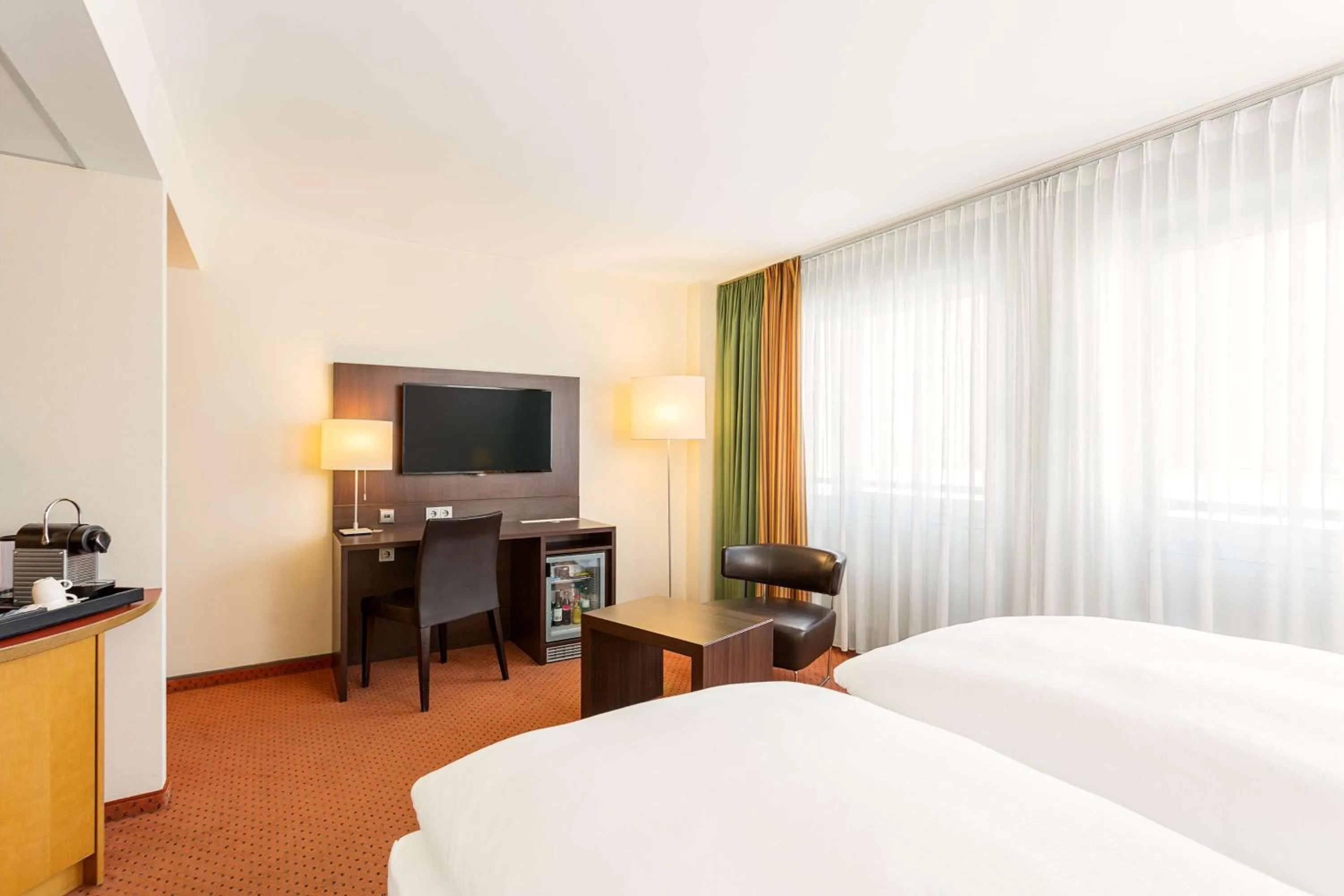 Photo of the whole room, Bed in NH Berlin City Ost