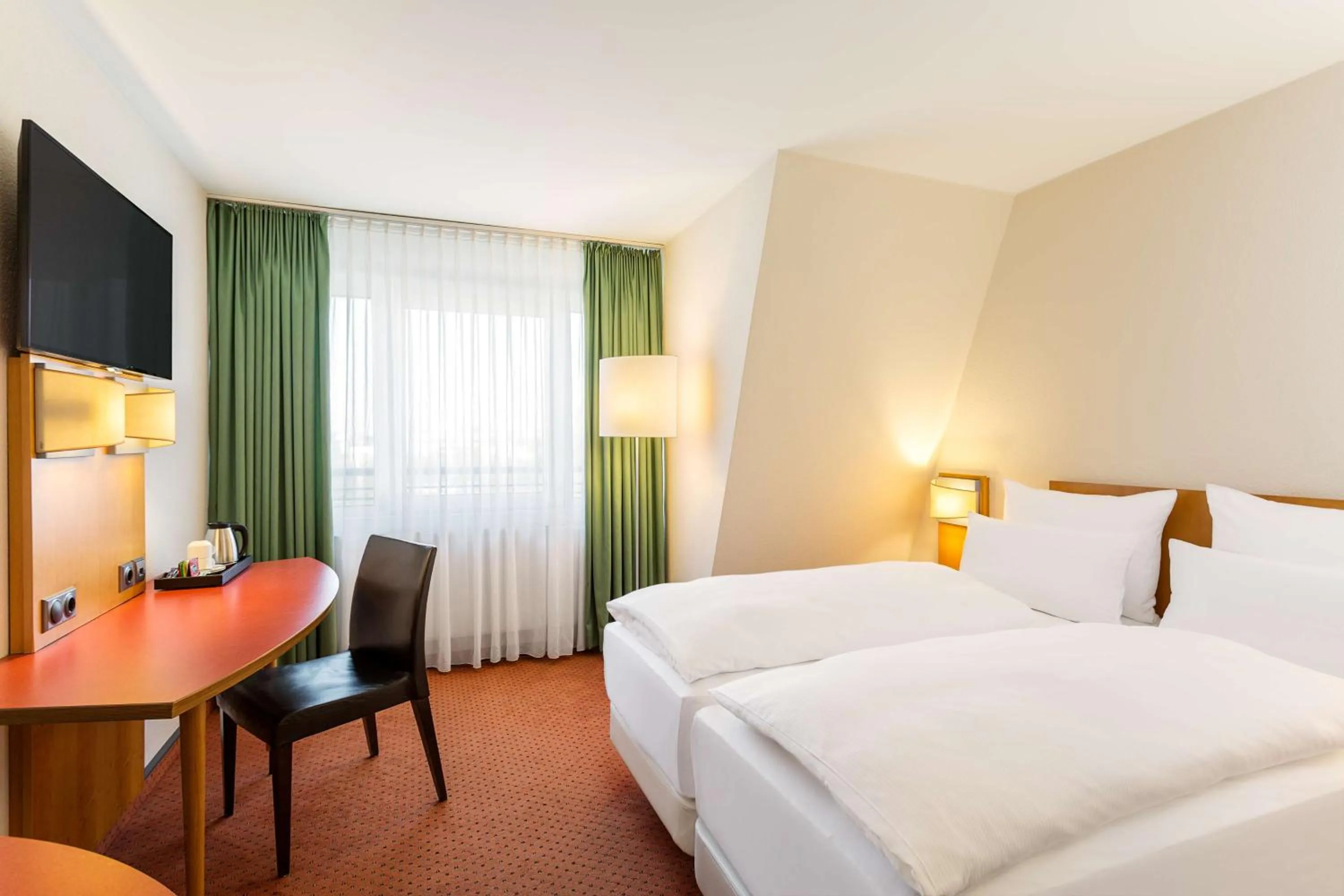 Photo of the whole room, Bed in NH Berlin City Ost
