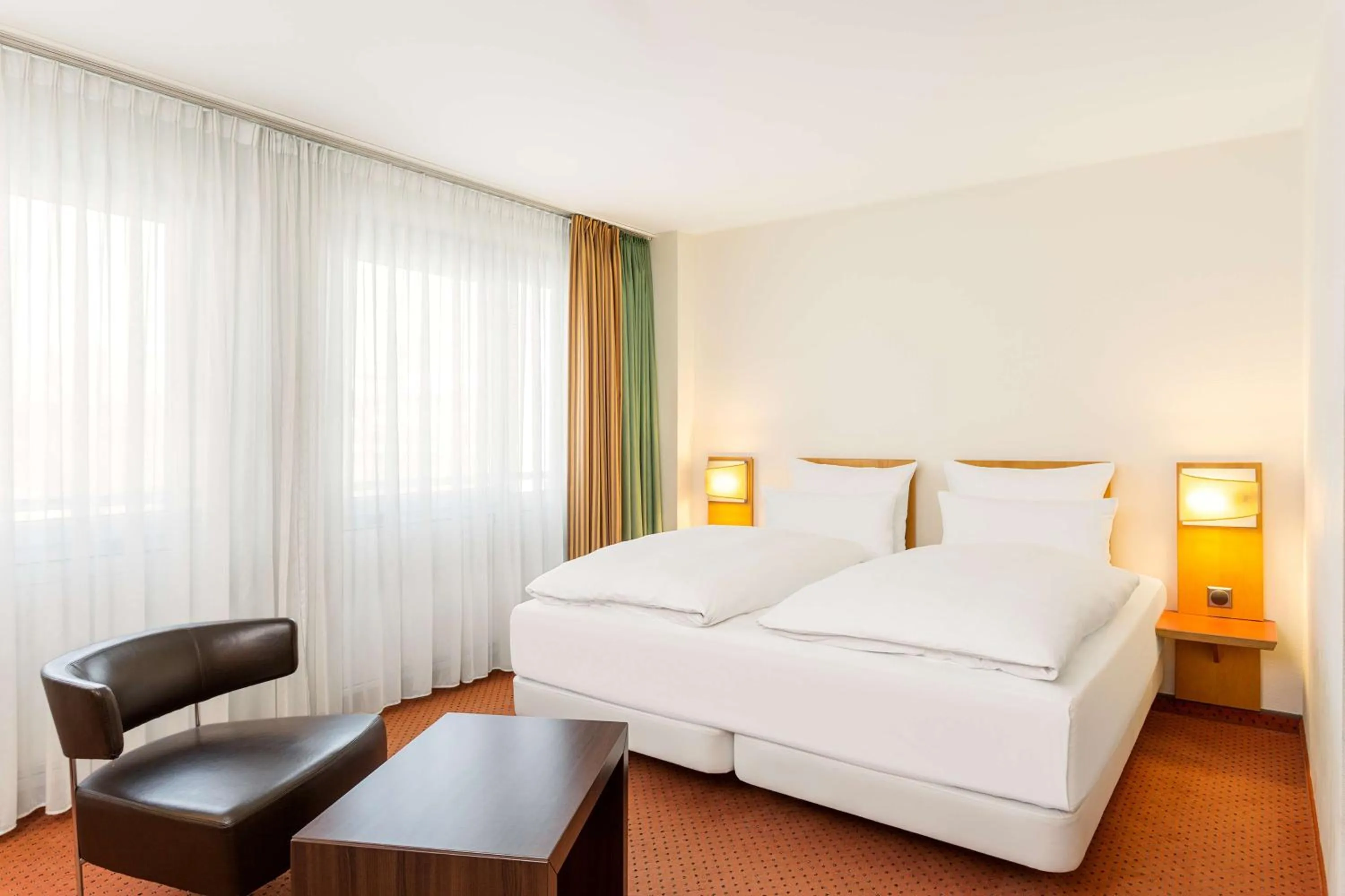 Photo of the whole room, Bed in NH Berlin City Ost