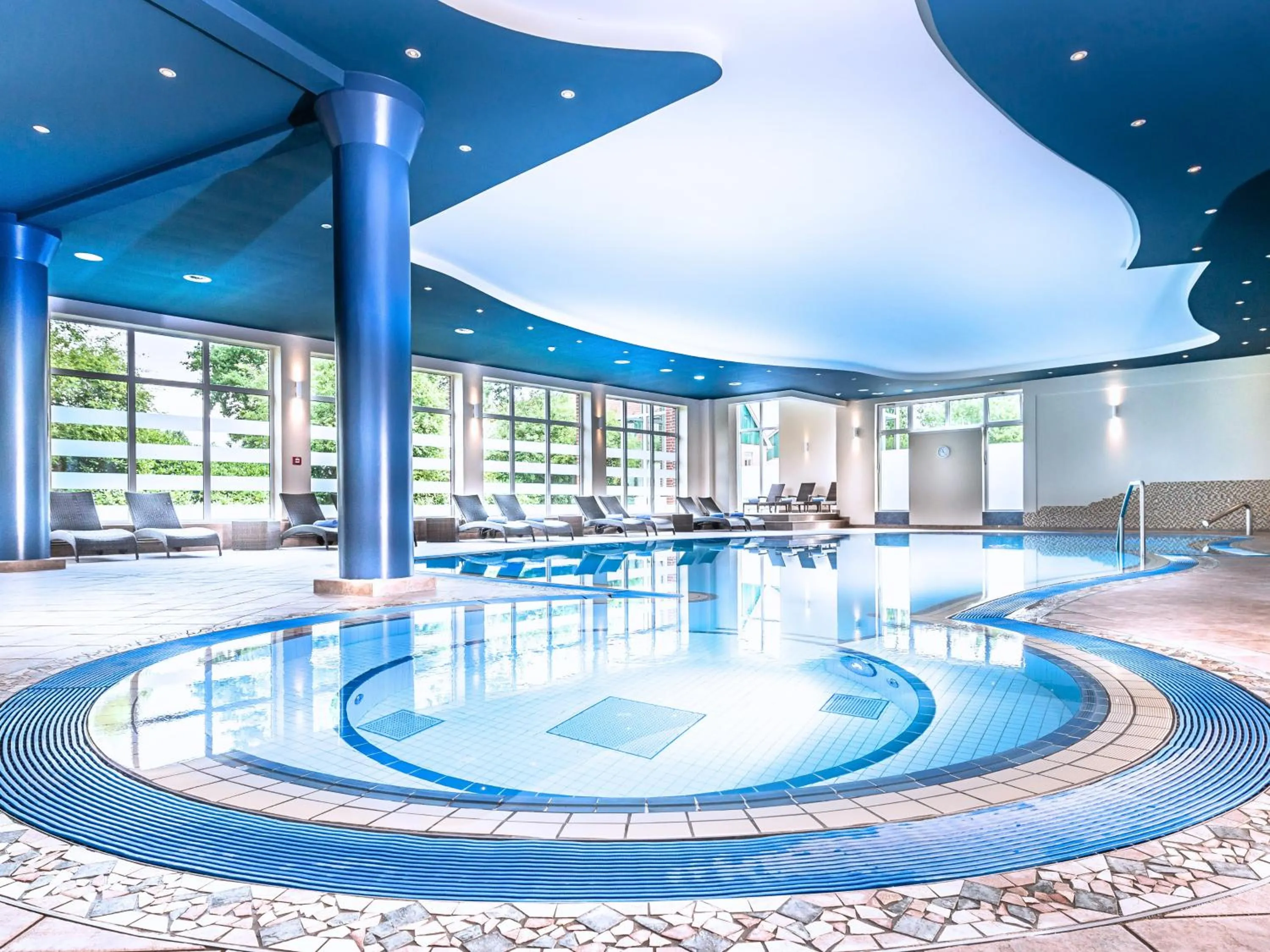 Swimming pool in Steigenberger Hotel Treudelberg Hamburg