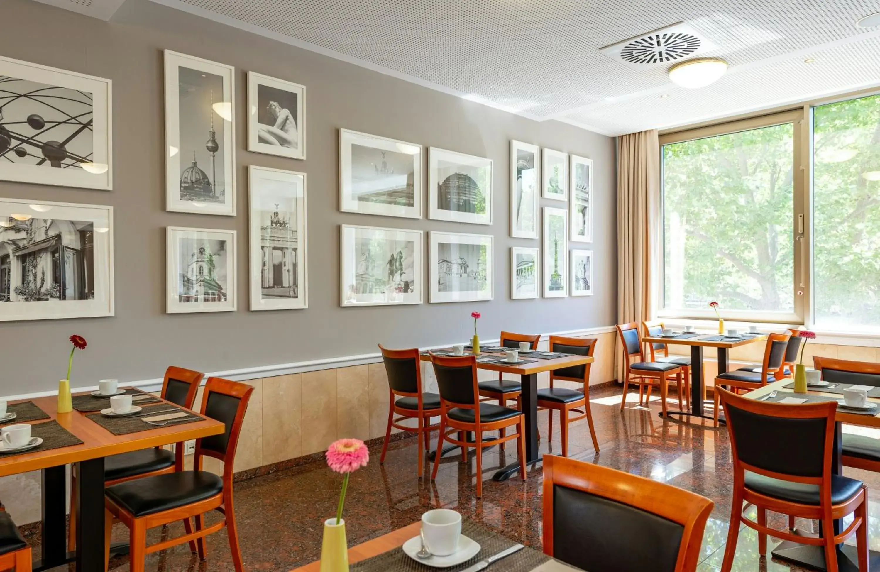 Breakfast in Leonardo Hotel Berlin KU'DAMM Breakfast in Leonardo Hotel Berlin KU'DAMM