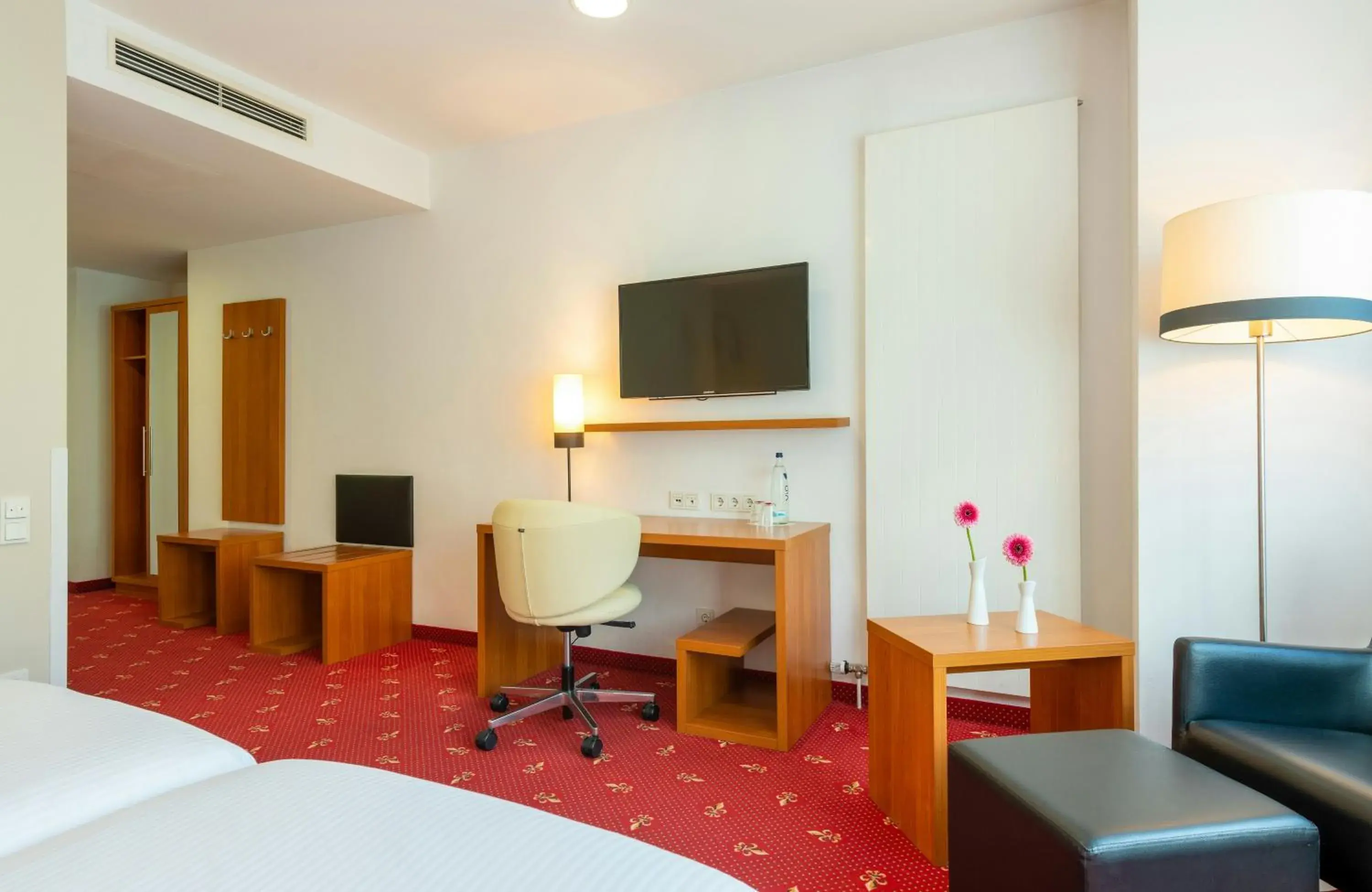 Photo of the whole room, Bed in Leonardo Hotel Berlin KU'DAMM Photo of the whole room, Bed in Leonardo Hotel Berlin KU'DAMM