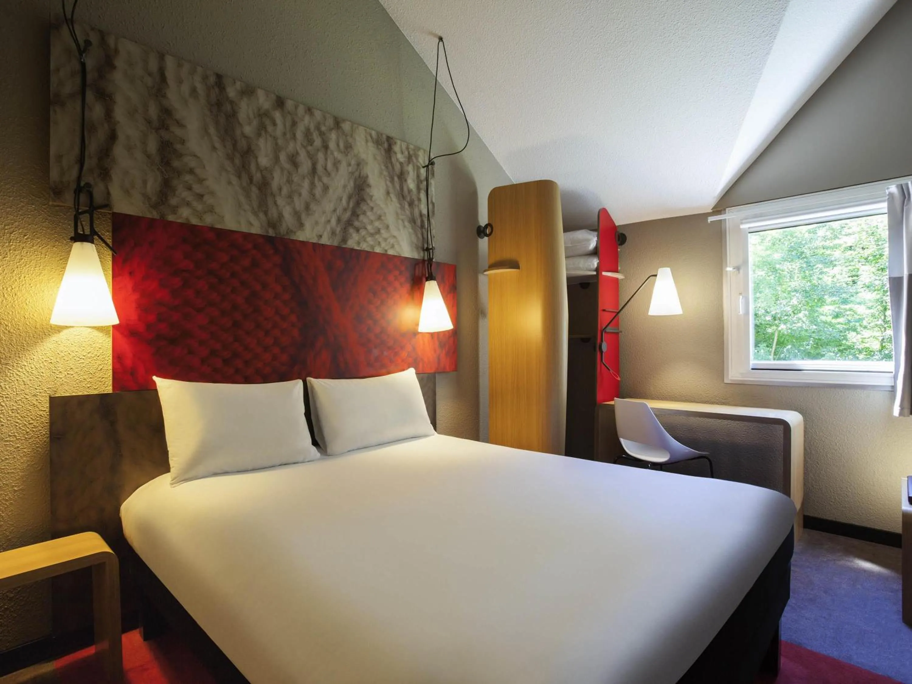 Bedroom, Bed in ibis Velizy Jouy-En-Josas