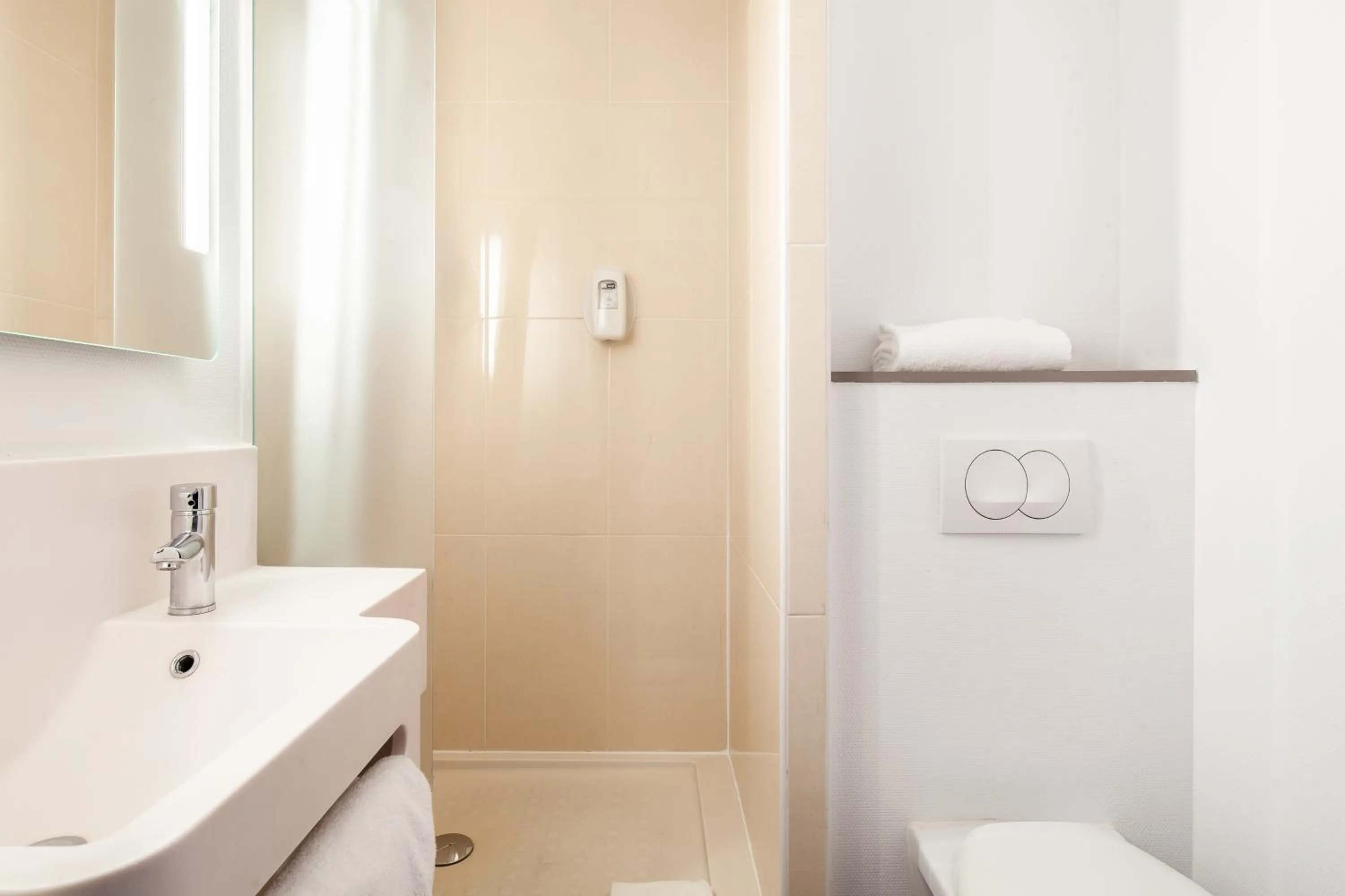 Bathroom in B&B HOTEL Paris Saint-Denis Pleyel