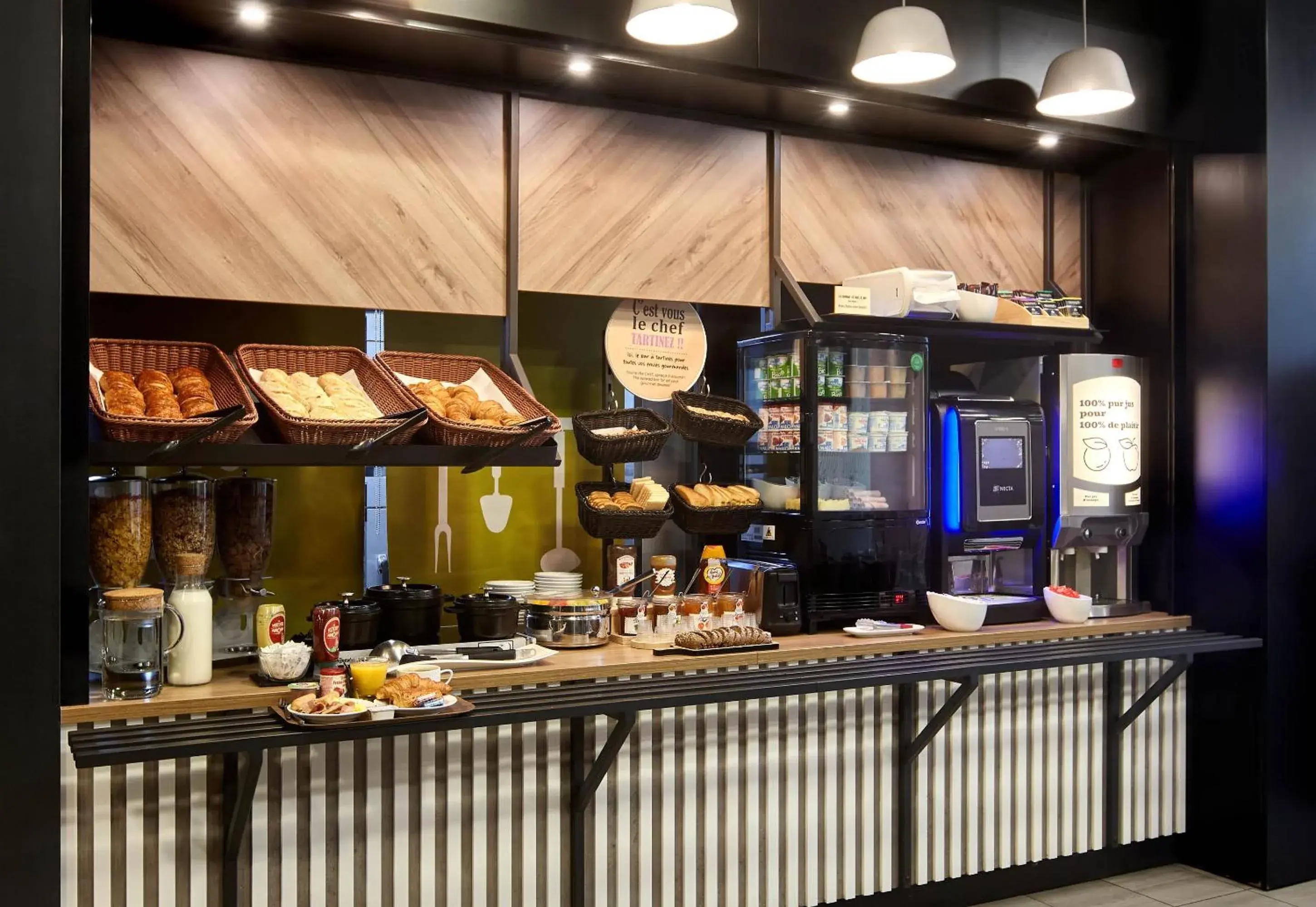 Buffet breakfast in B&B HOTEL Paris Saint-Denis Pleyel Buffet breakfast in B&B HOTEL Paris Saint-Denis Pleyel