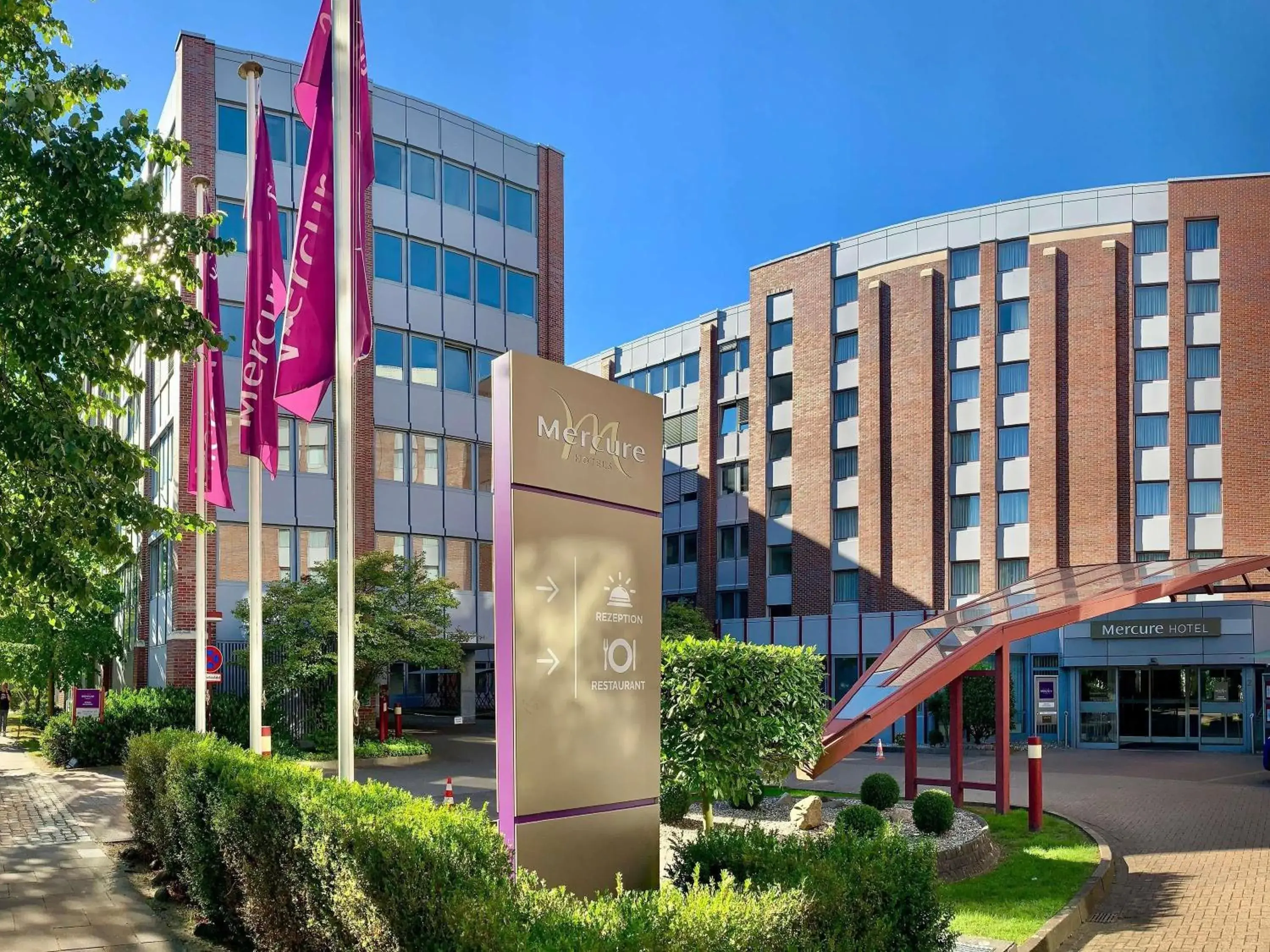 Property building in Mercure Hotel Hamburg am Volkspark Property building in Mercure Hotel Hamburg am Volkspark