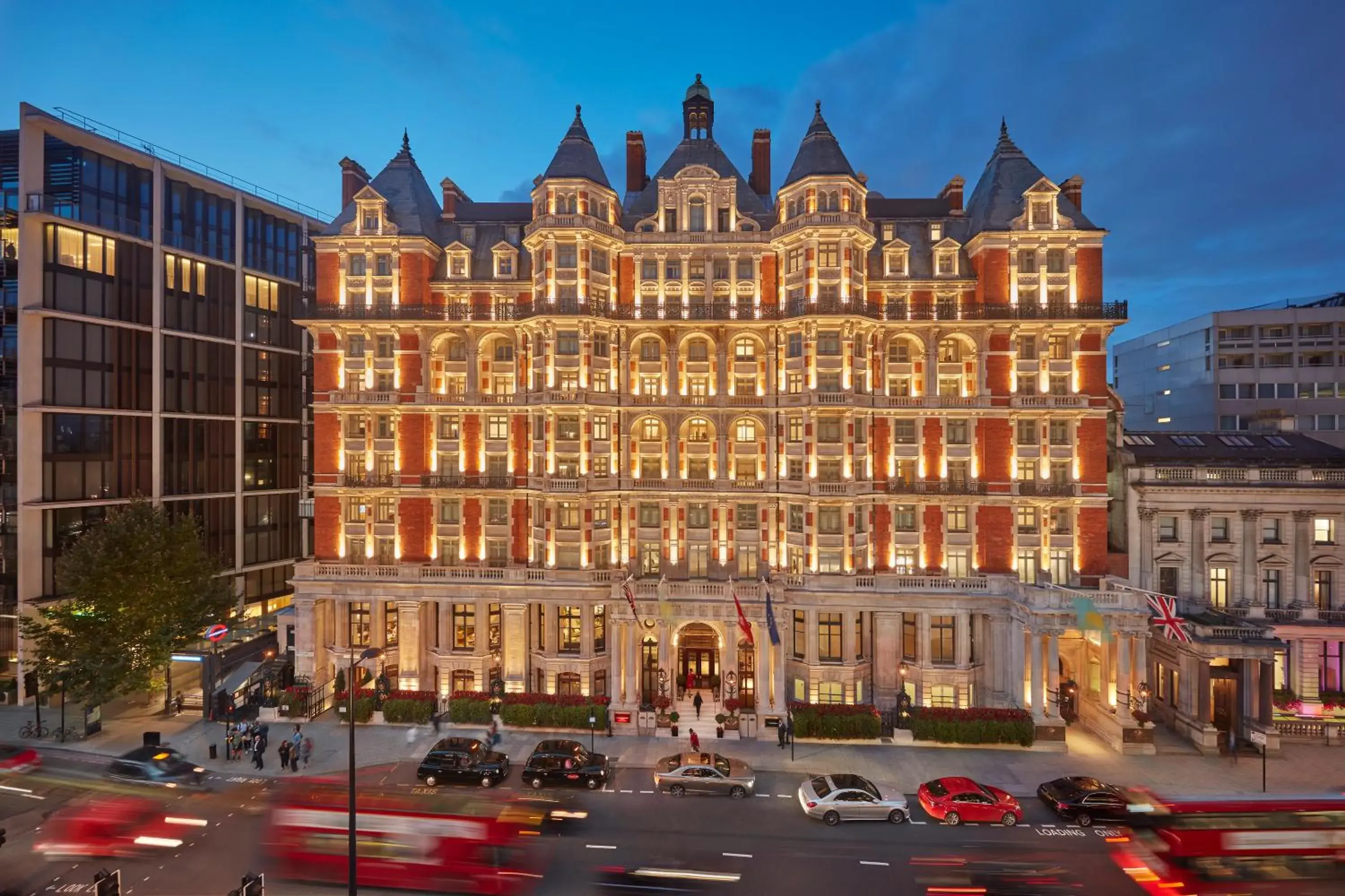 Facade/entrance in Mandarin Oriental Hyde Park, London Facade/entrance in Mandarin Oriental Hyde Park, London