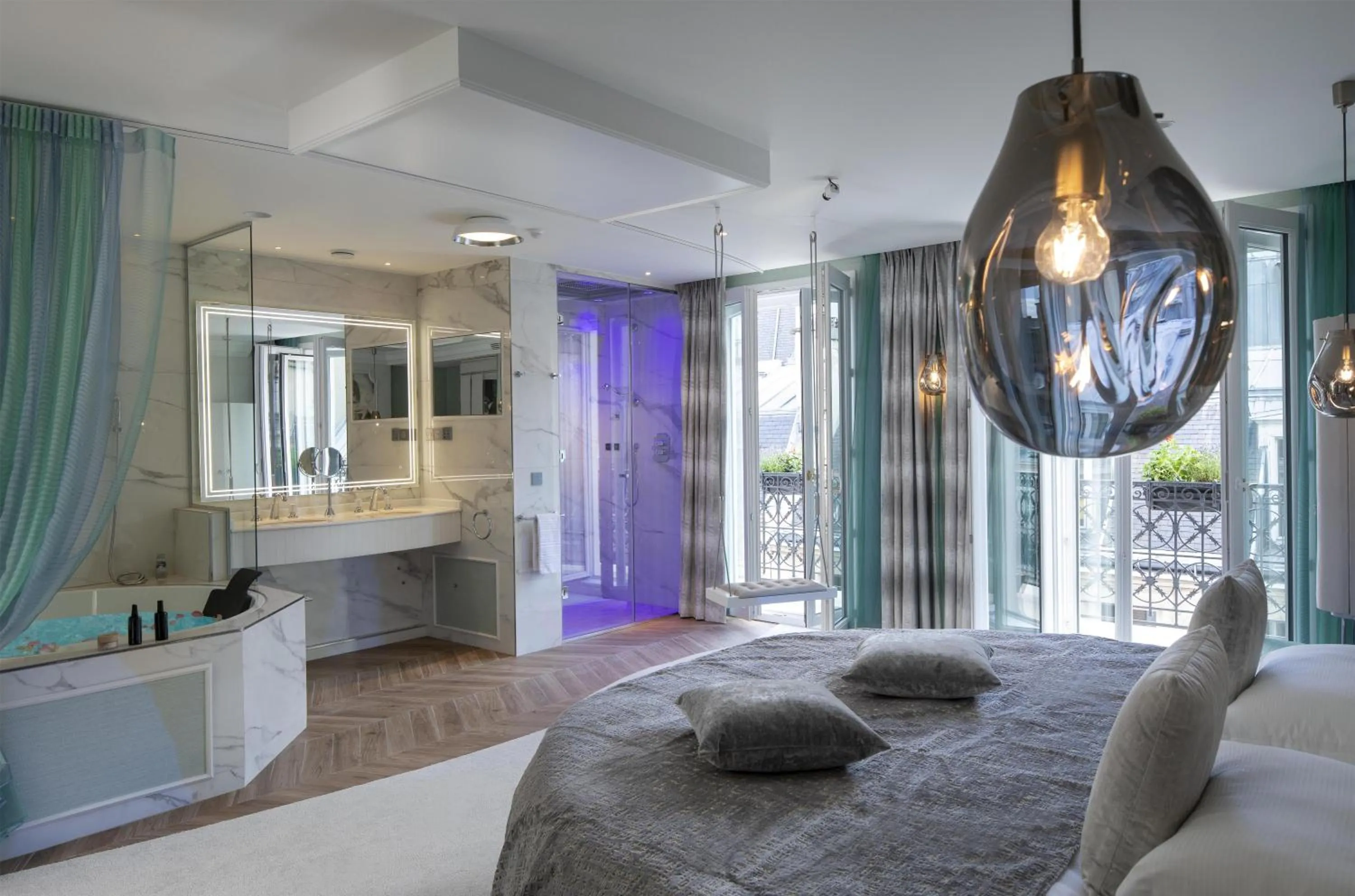 Shower, Bed in Paris j'Adore Hotel & Spa
