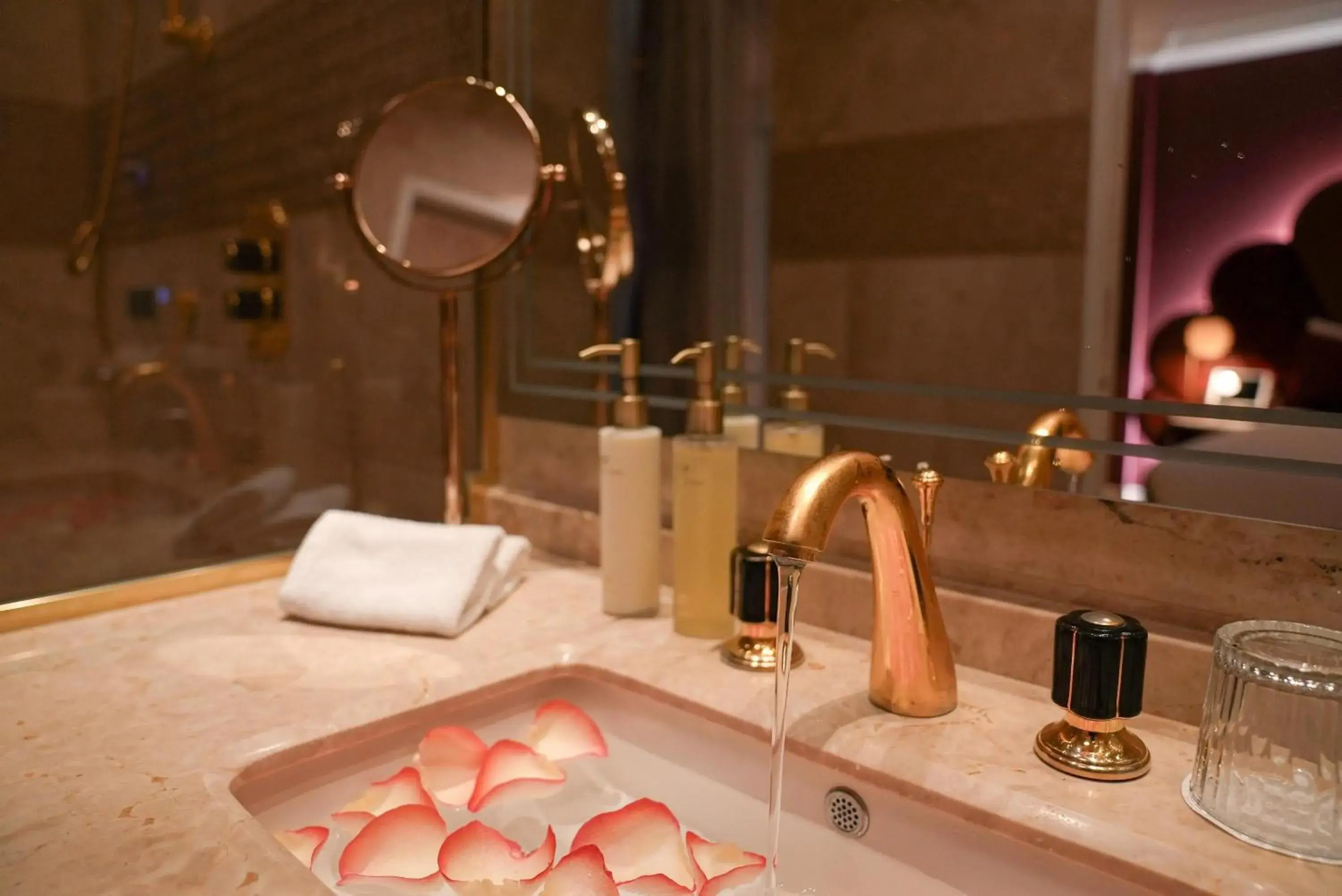 Shower in Paris j'Adore Hotel & Spa Shower in Paris j'Adore Hotel & Spa