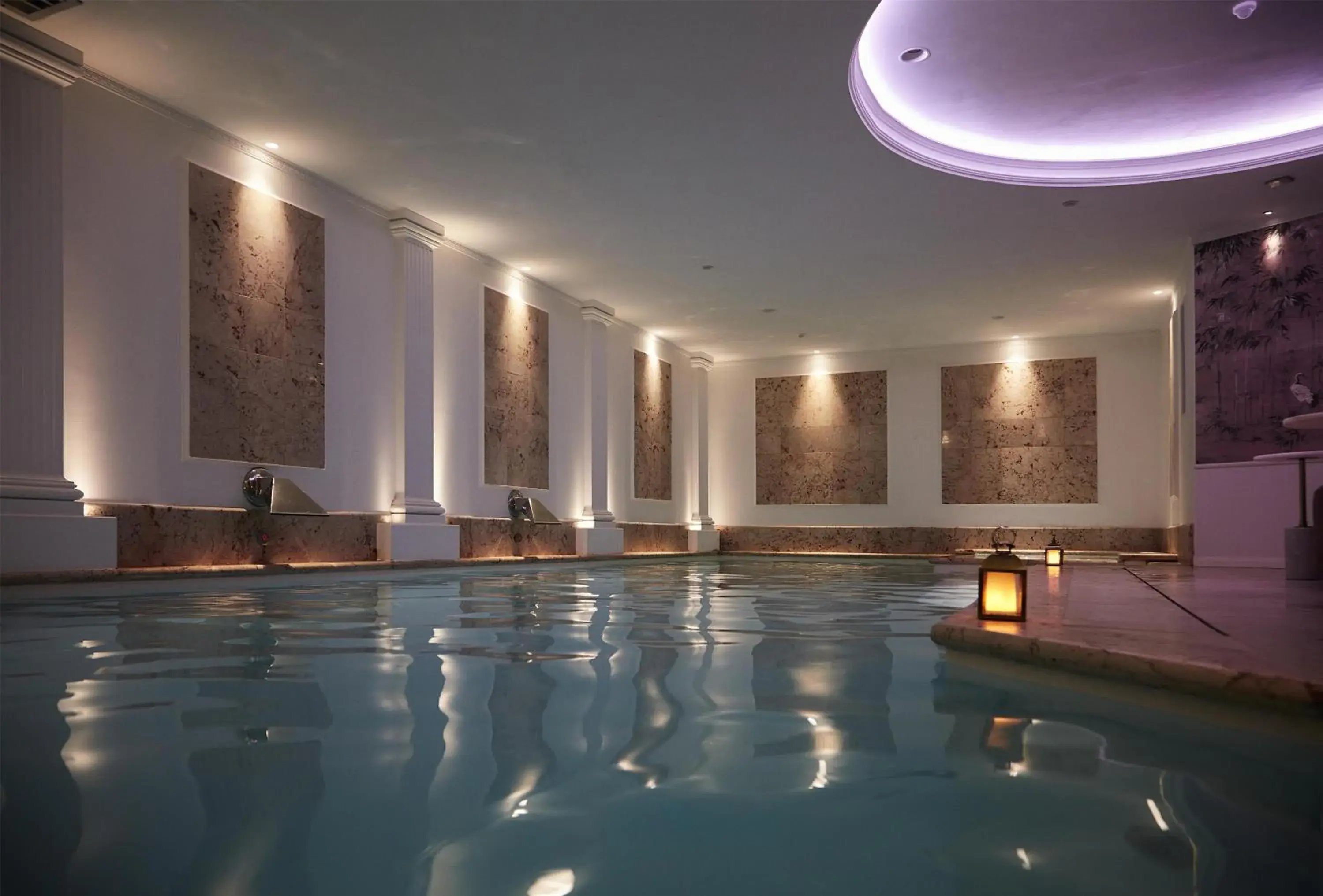 Pool view in Paris j'Adore Hotel & Spa Pool view in Paris j'Adore Hotel & Spa