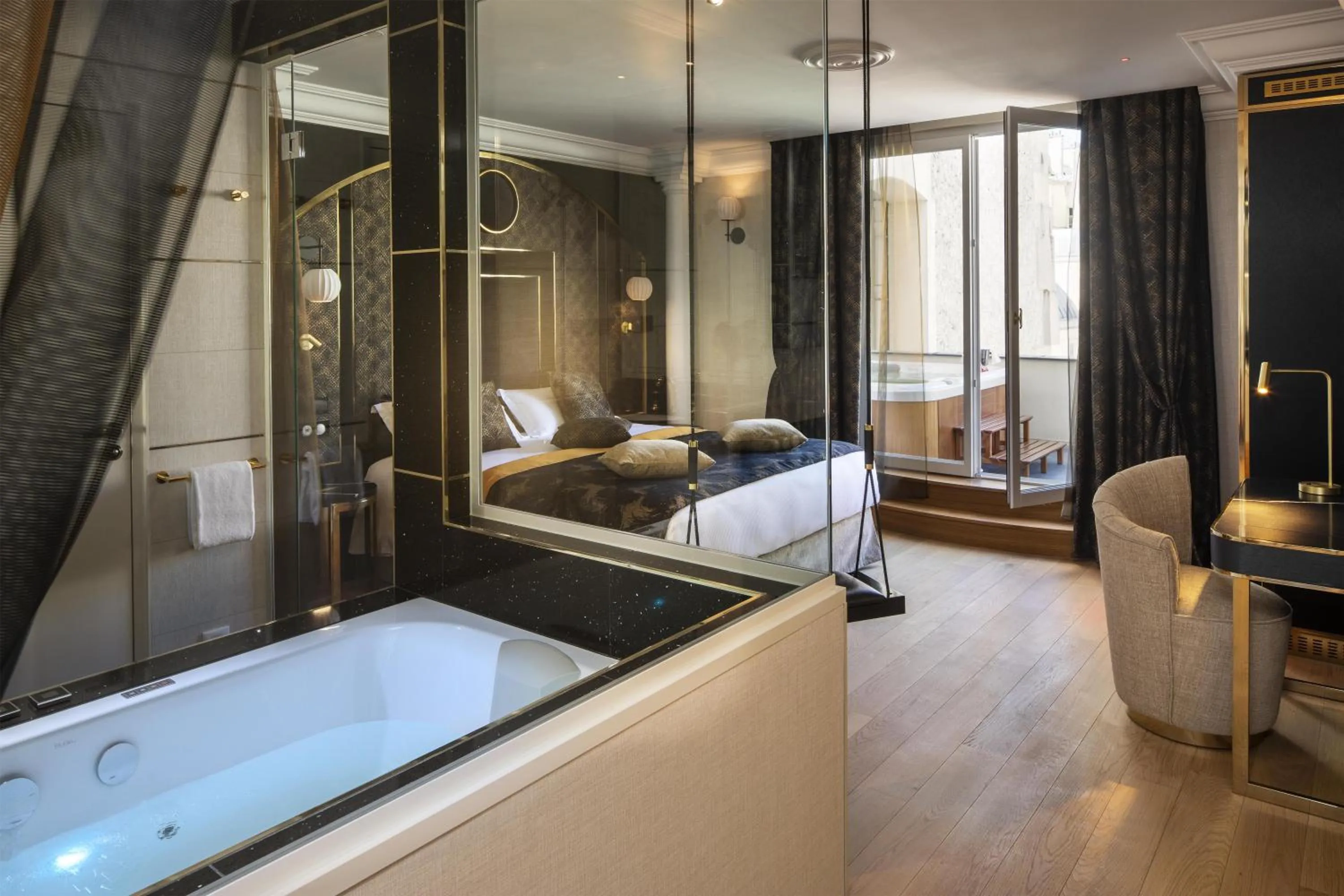 Hot Tub, Bed in Paris j'Adore Hotel & Spa