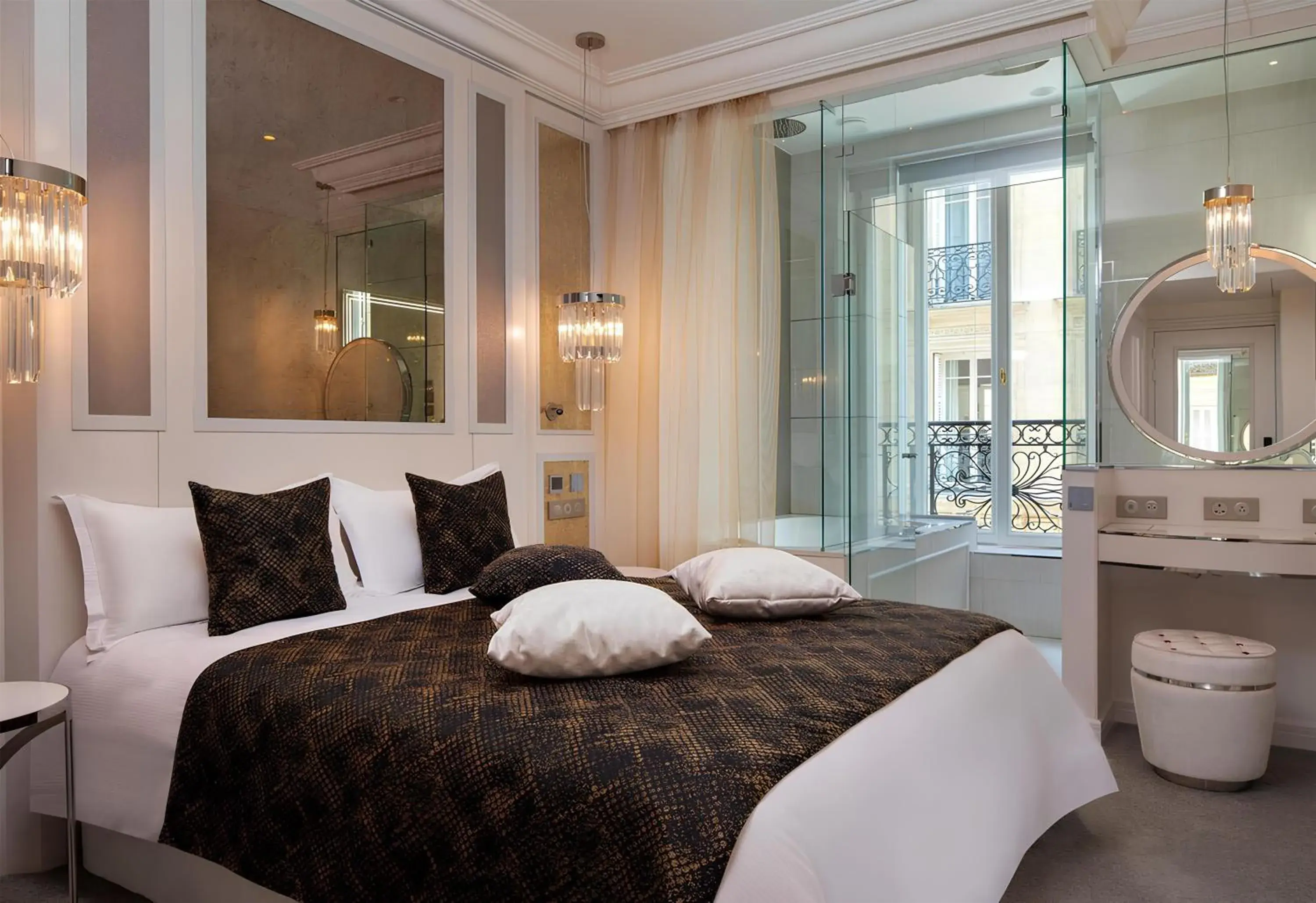 Hot Tub, Bed in Paris j'Adore Hotel & Spa Hot Tub, Bed in Paris j'Adore Hotel & Spa