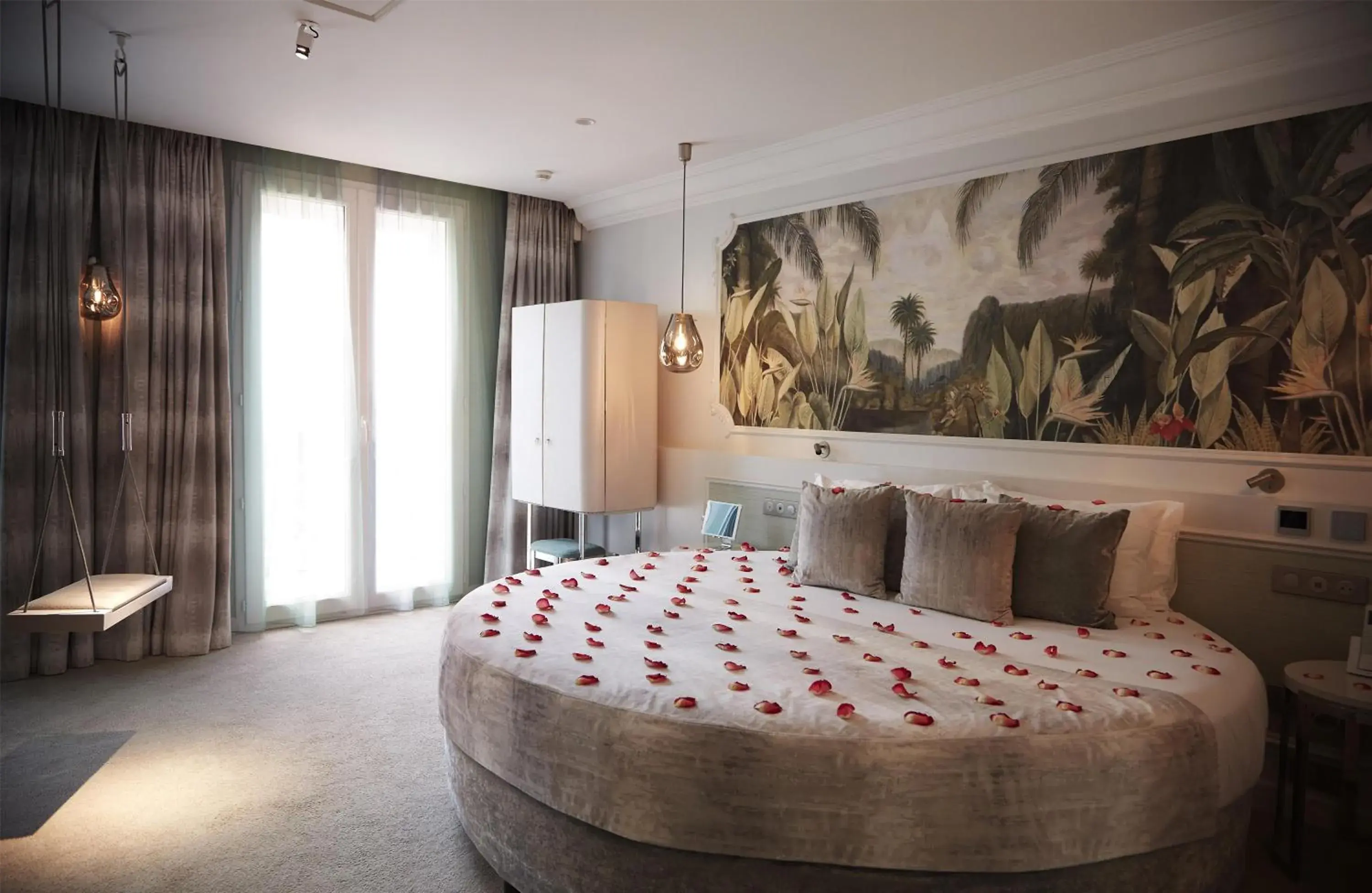 Shower, Bed in Paris j'Adore Hotel & Spa Shower, Bed in Paris j'Adore Hotel & Spa