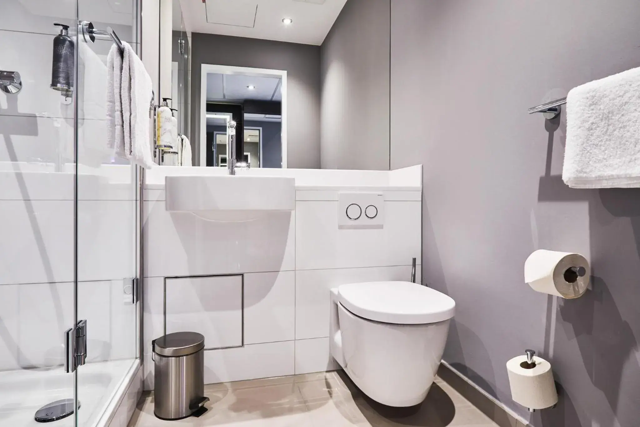 Bathroom in Premier Inn Köln City Mediapark Bathroom in Premier Inn Köln City Mediapark