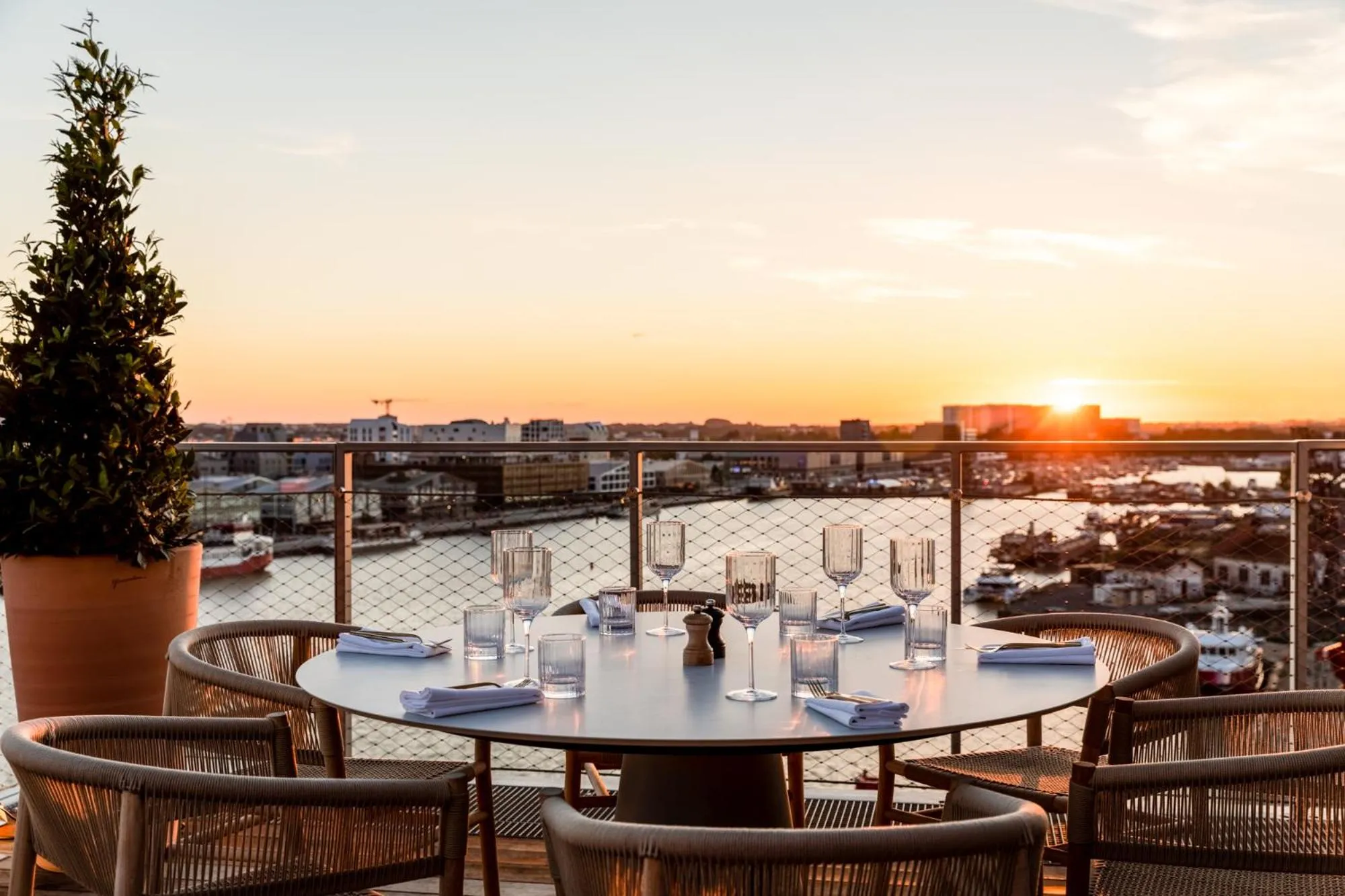 Restaurant/places to eat in Renaissance Bordeaux Hotel