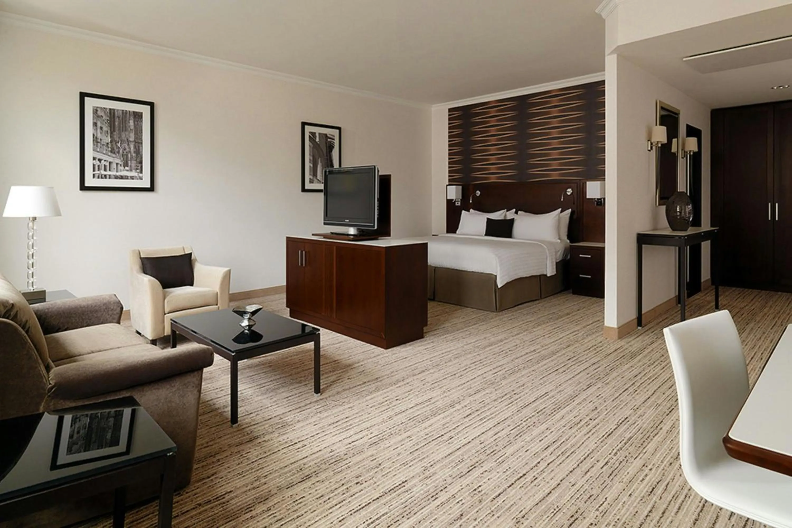 Photo of the whole room, Bed in Cologne Marriott Hotel