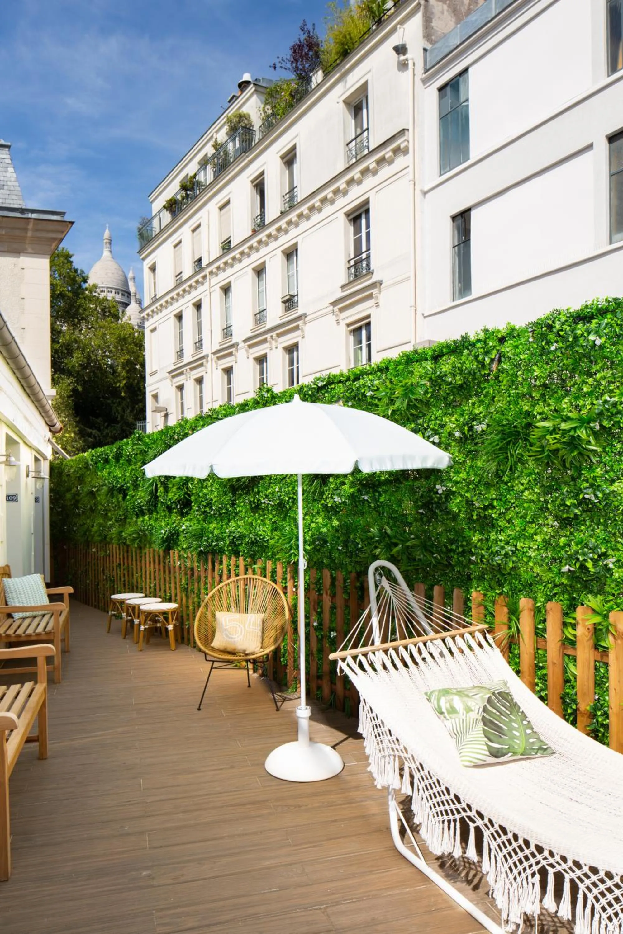 Patio in Le Village Montmartre