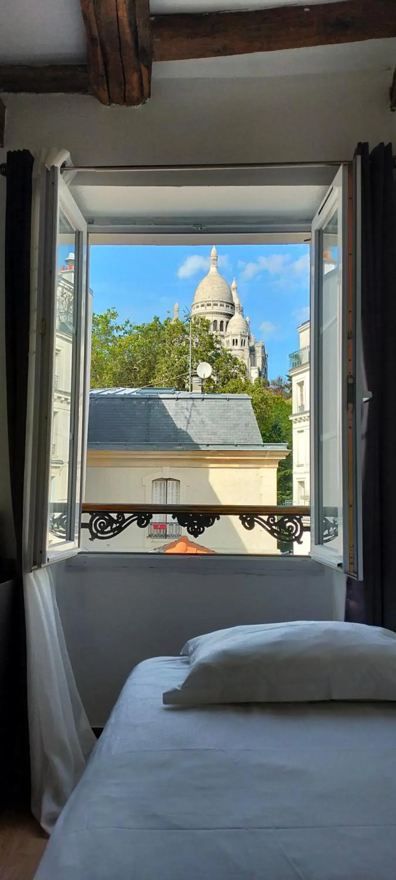 View (from property/room), Bed in Le Village Montmartre View (from property/room), Bed in Le Village Montmartre