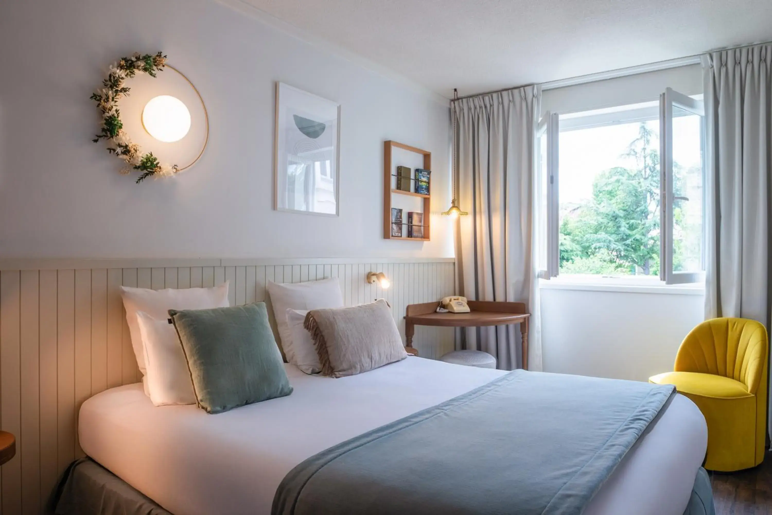 Property building, Bed in Hôtel Maison Lacassagne Lyon Property building, Bed in Hôtel Maison Lacassagne Lyon