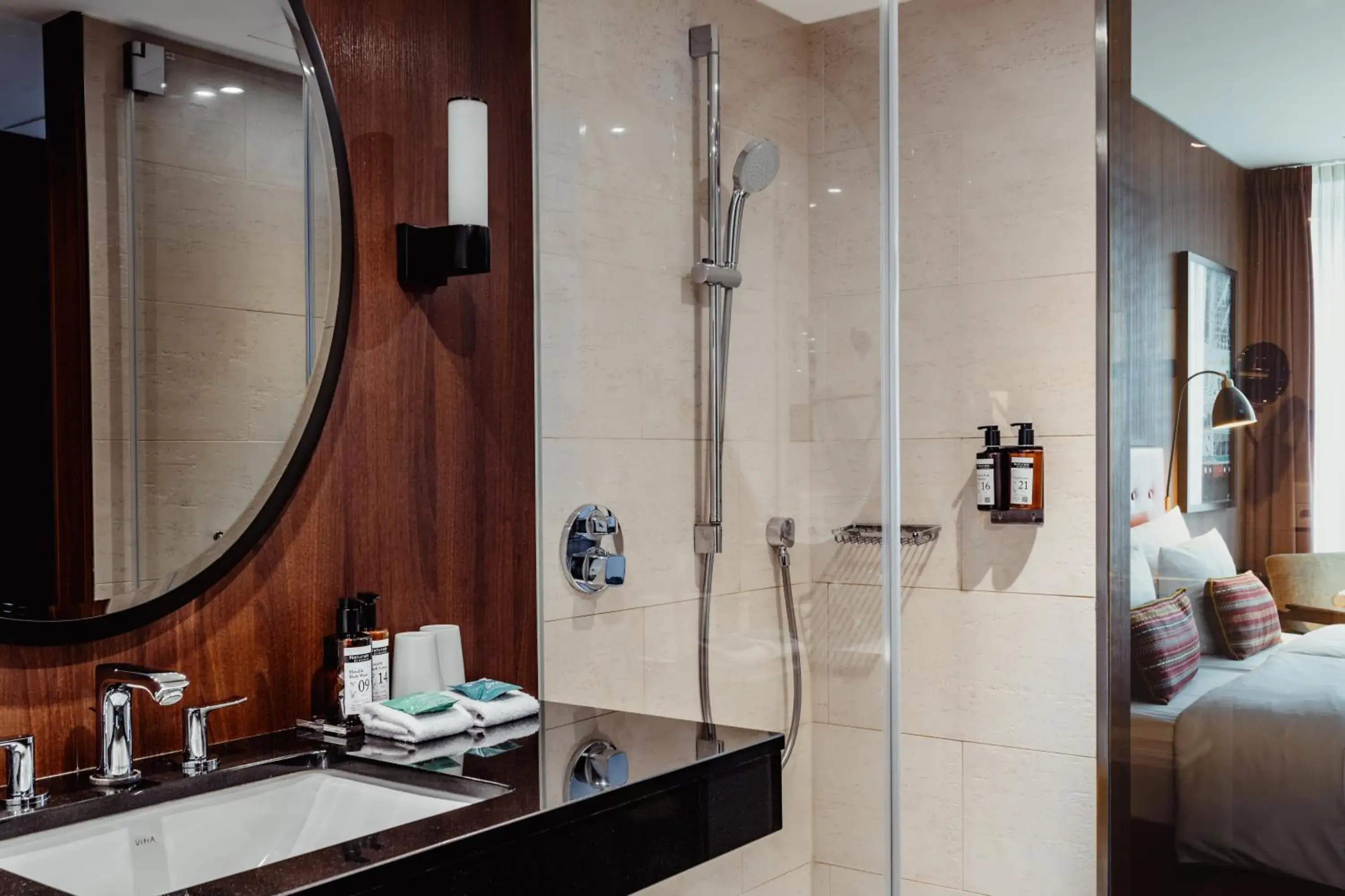 Bathroom, Bed in AMERON Hamburg Hotel Speicherstadt Bathroom, Bed in AMERON Hamburg Hotel Speicherstadt