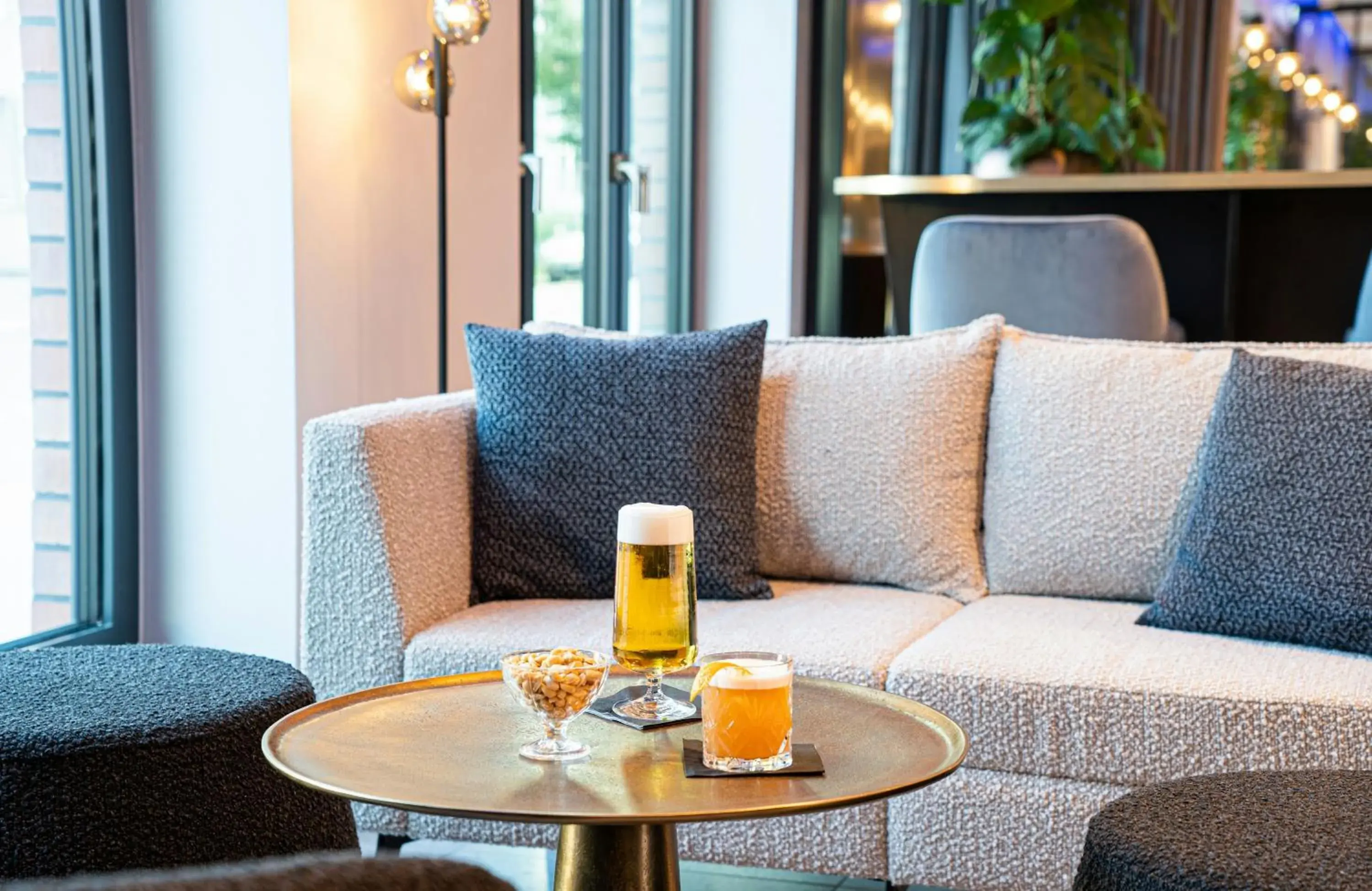Lounge or bar in Leonardo Hotel Hamburg Altona Lounge or bar in Leonardo Hotel Hamburg Altona