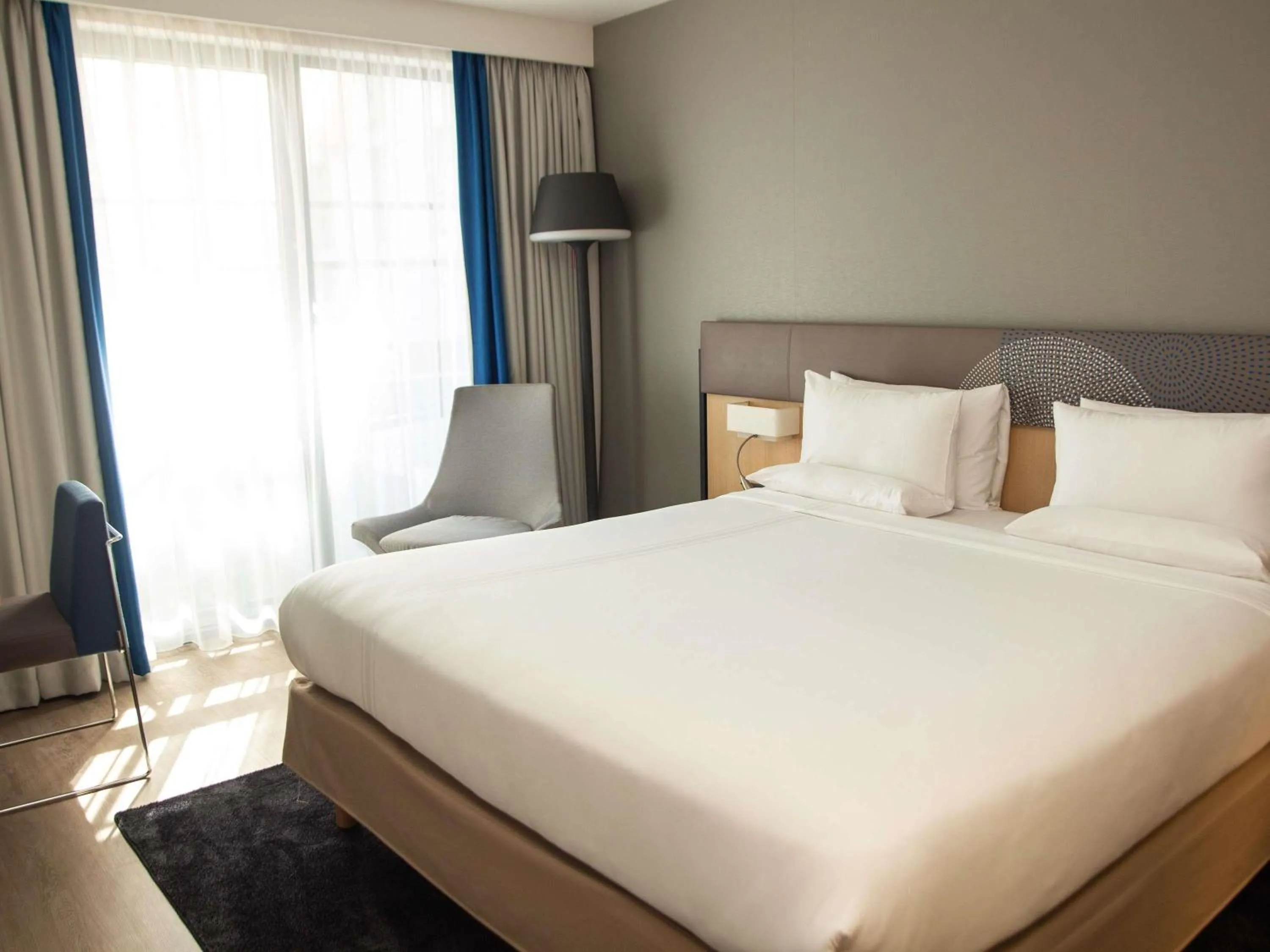 Bedroom, Bed in Novotel London Wembley