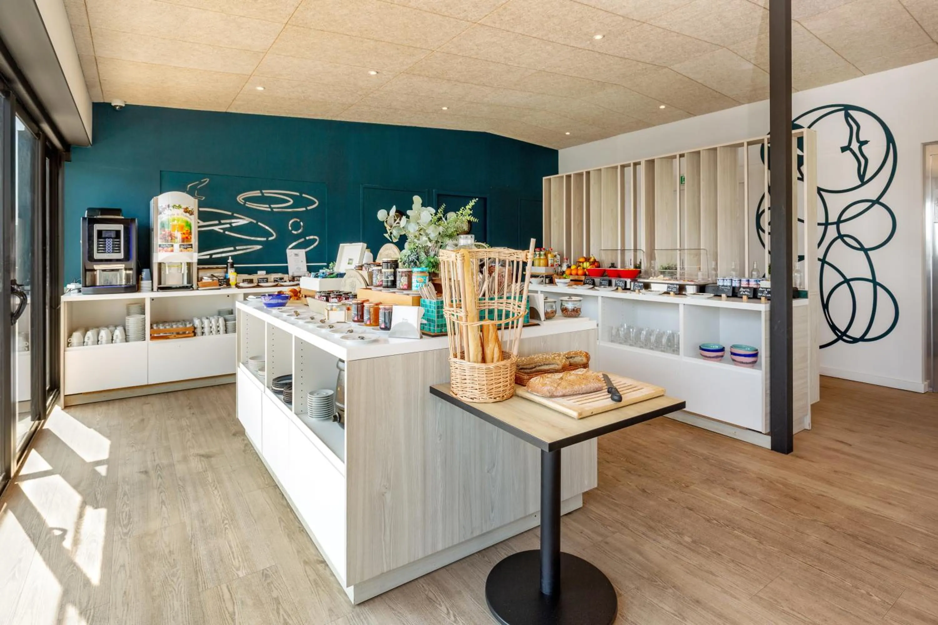 Breakfast in Golden Tulip Hotel & Rooftop Martigues Provence