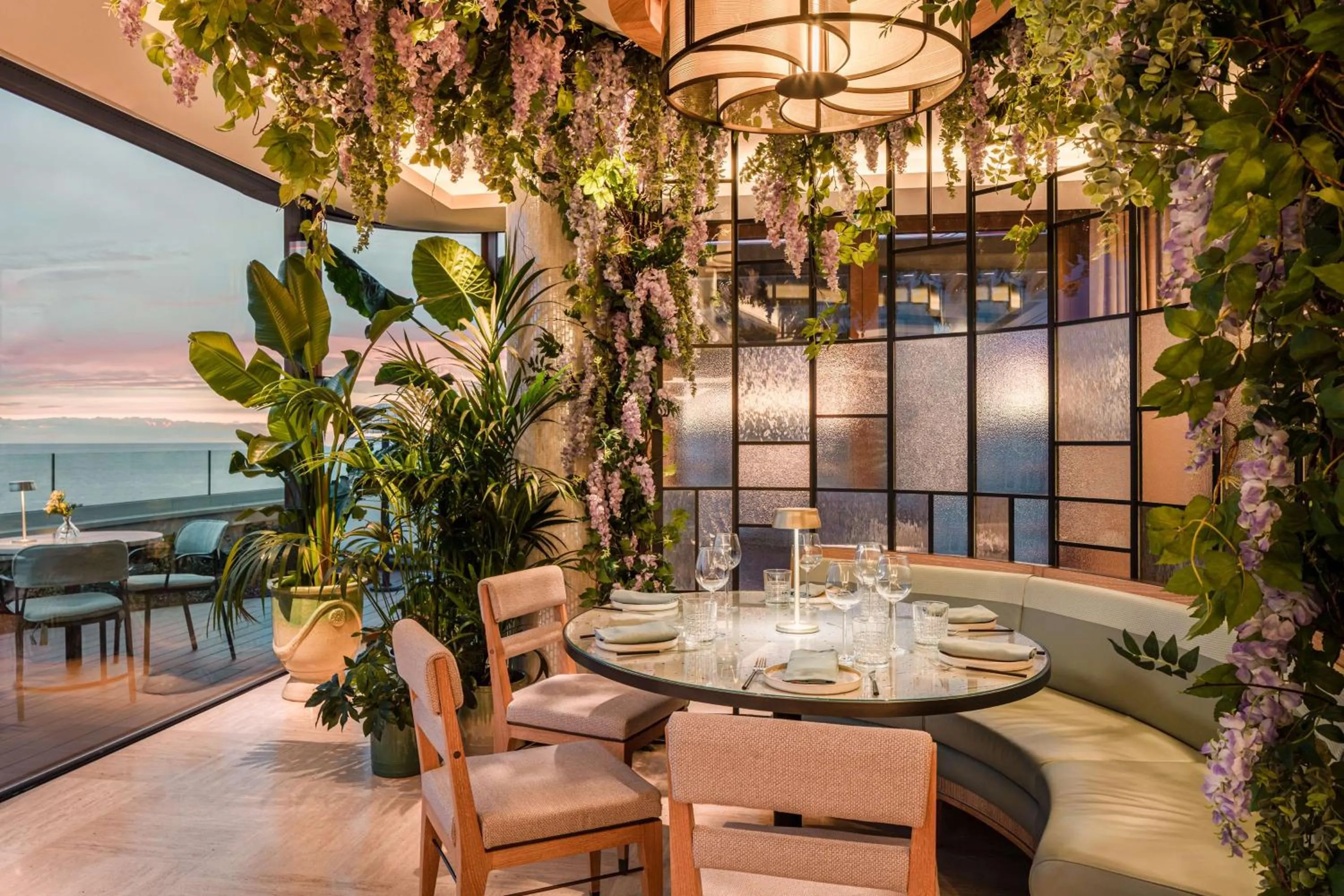 Restaurant/places to eat in Anantara Plaza Nice Hotel - A Leading Hotel of the World