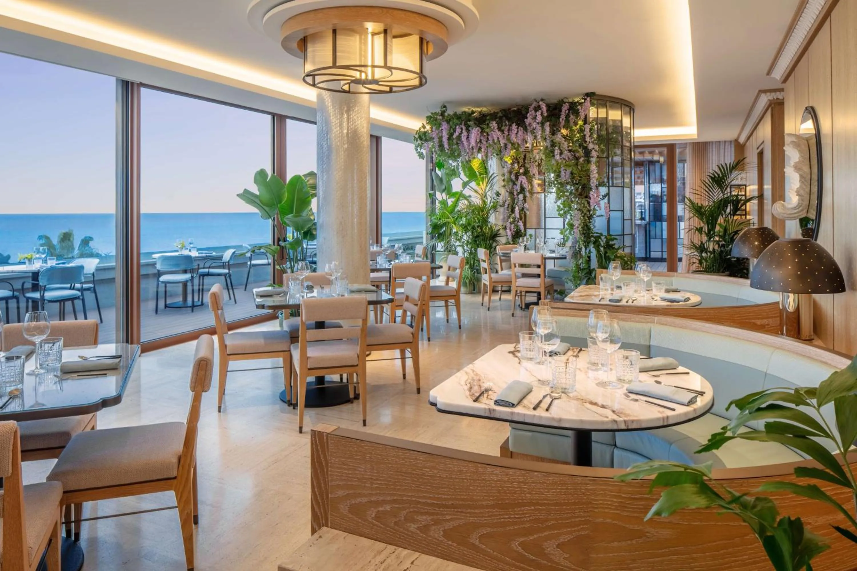 Restaurant/places to eat in Anantara Plaza Nice Hotel - A Leading Hotel of the World