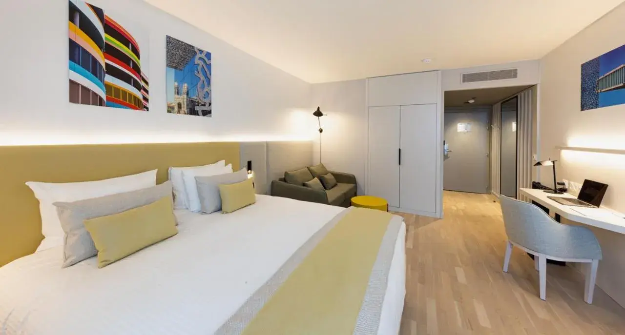Photo of the whole room, Bed in Crowne Plaza - Marseille Le Dôme Photo of the whole room, Bed in Crowne Plaza - Marseille Le Dôme